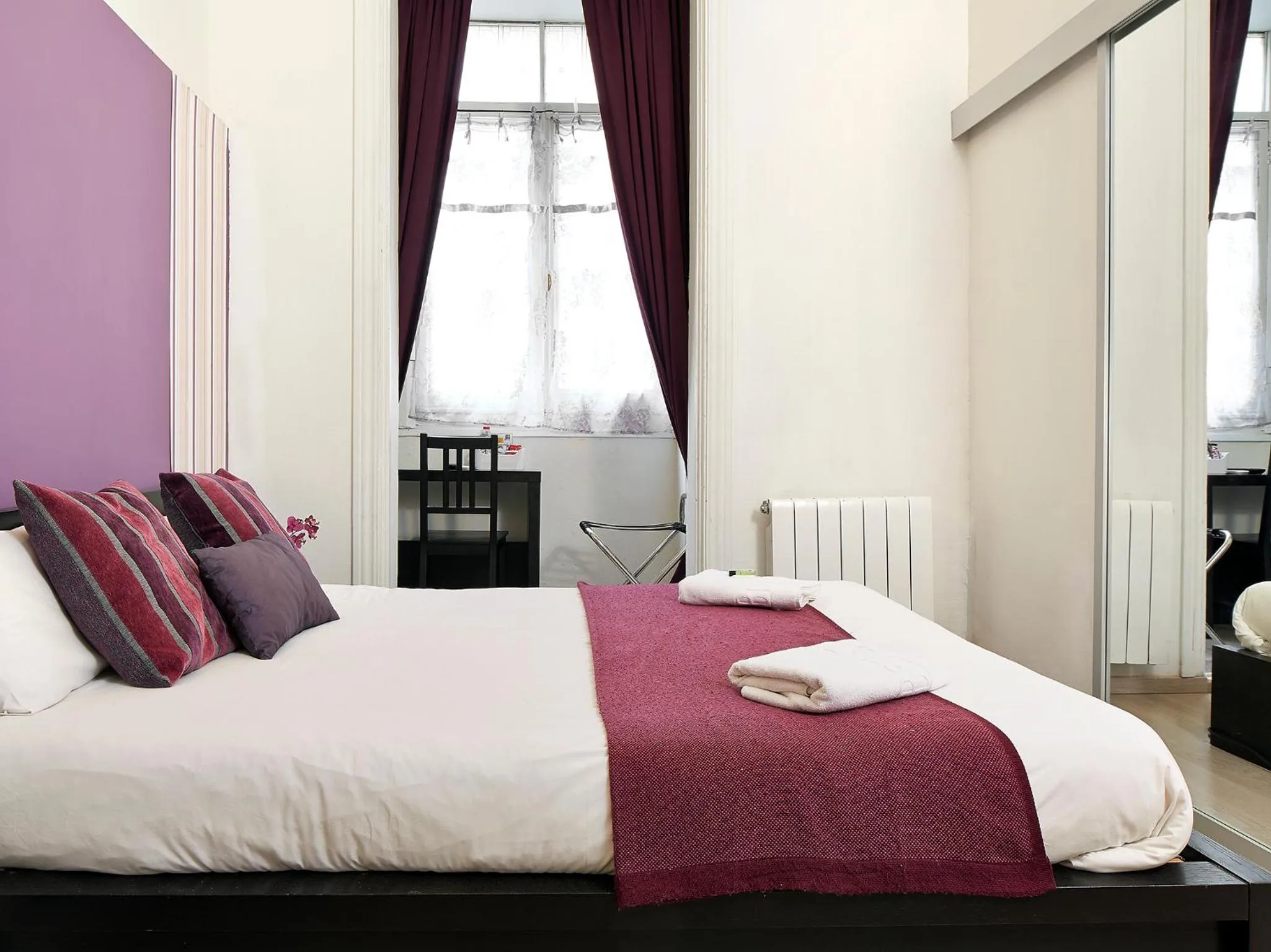 Day, Bed in BruStar Gotic-Centric