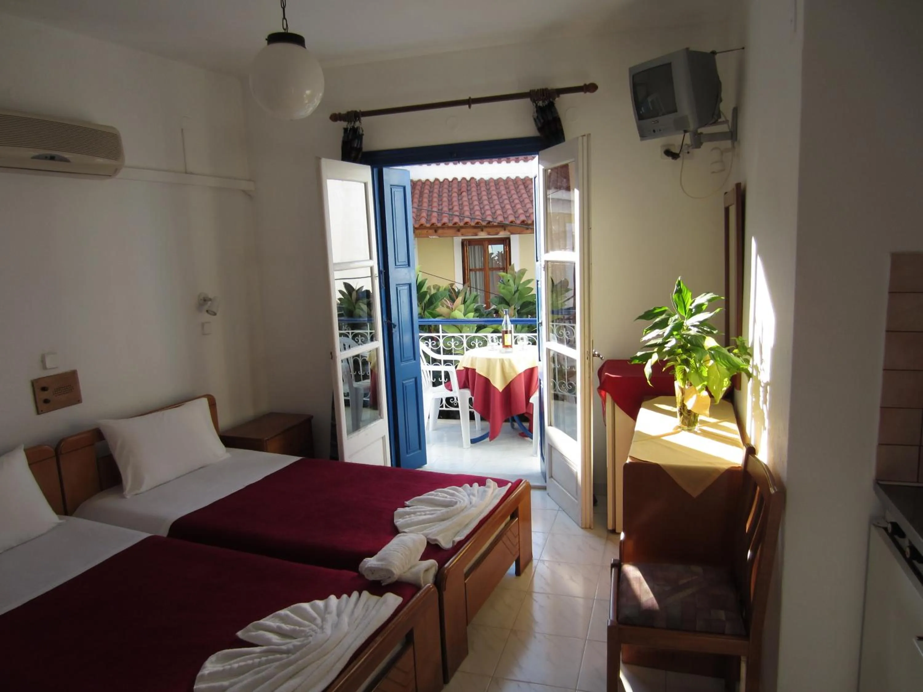 Photo of the whole room, Bed in Hotel Mariona