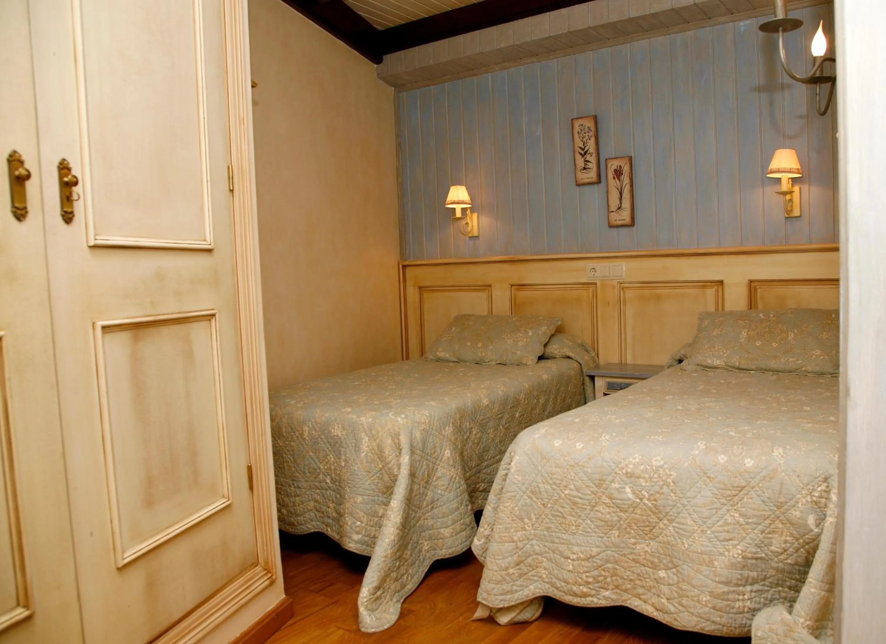 Photo of the whole room, Bed in Hotel Villa de Torla
