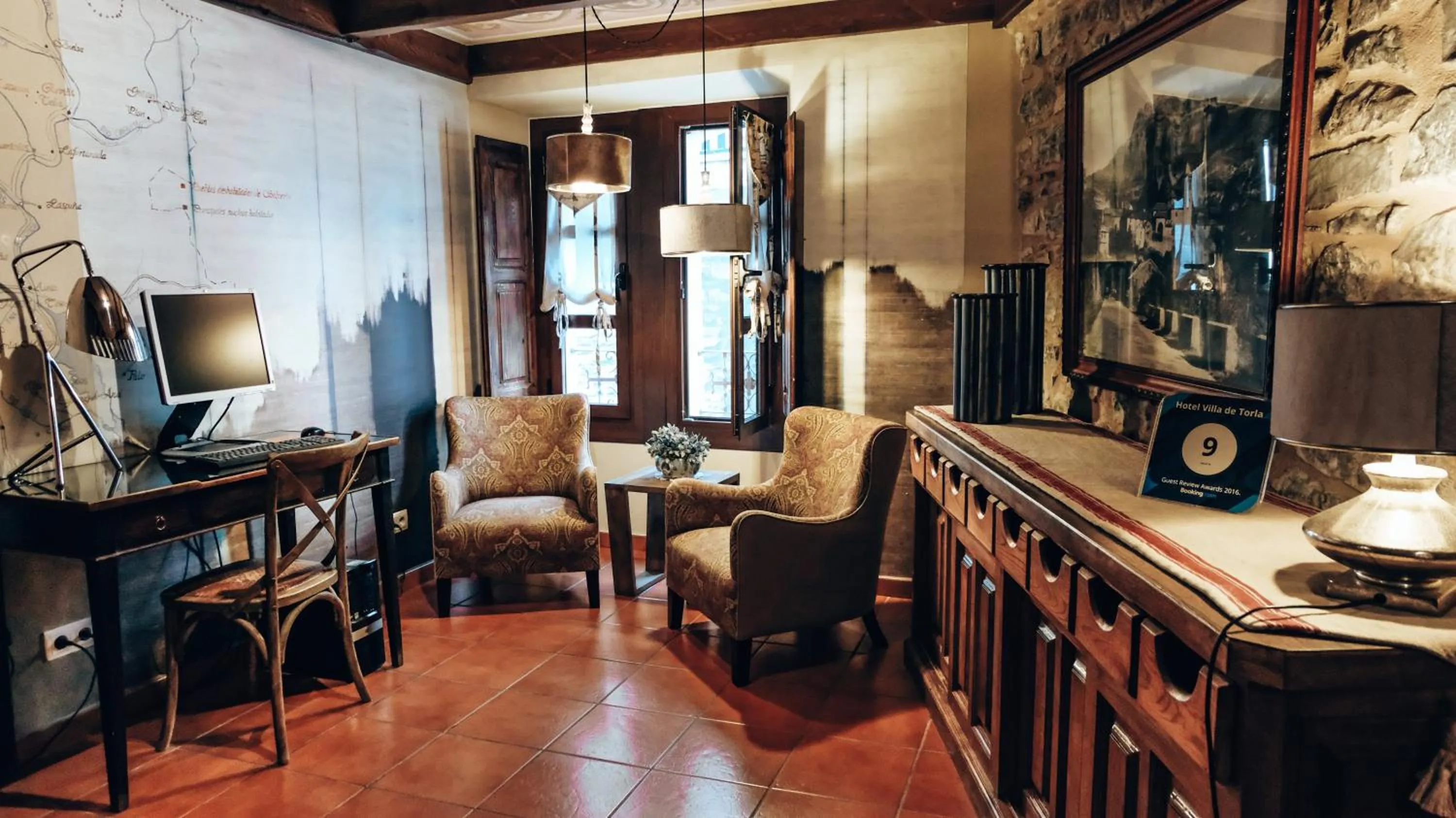 Communal lounge/ TV room in Hotel Villa de Torla