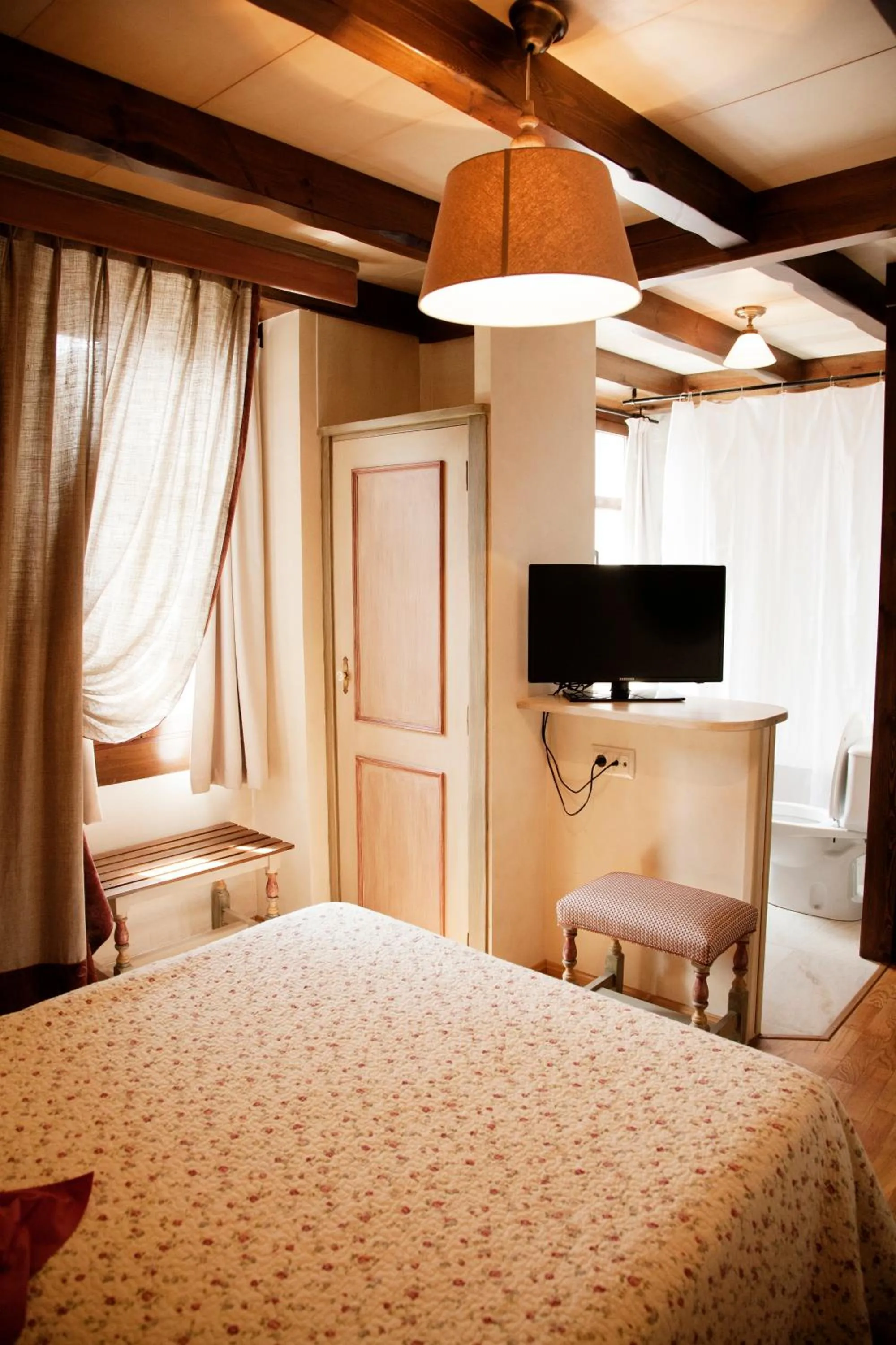 Photo of the whole room, Bed in Hotel Villa de Torla