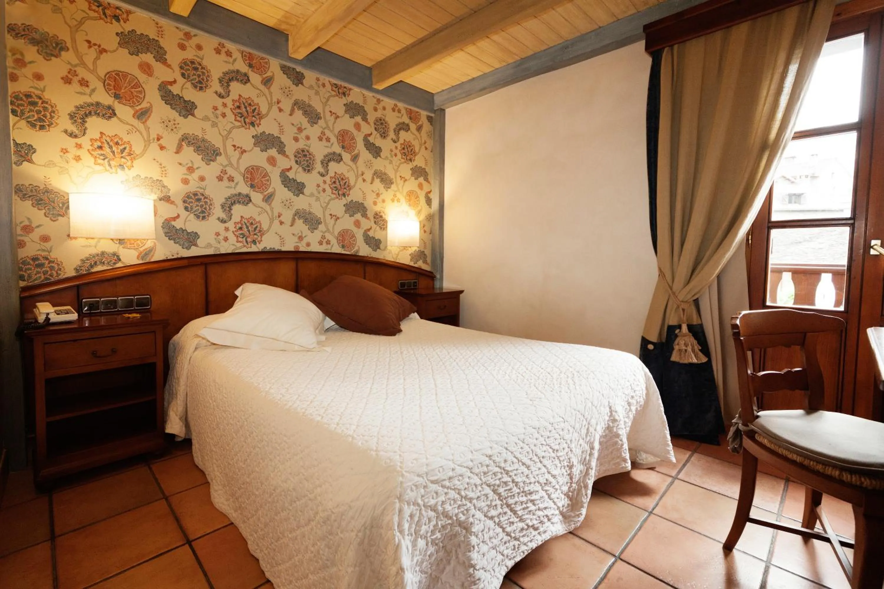 Photo of the whole room, Bed in Hotel Villa de Torla