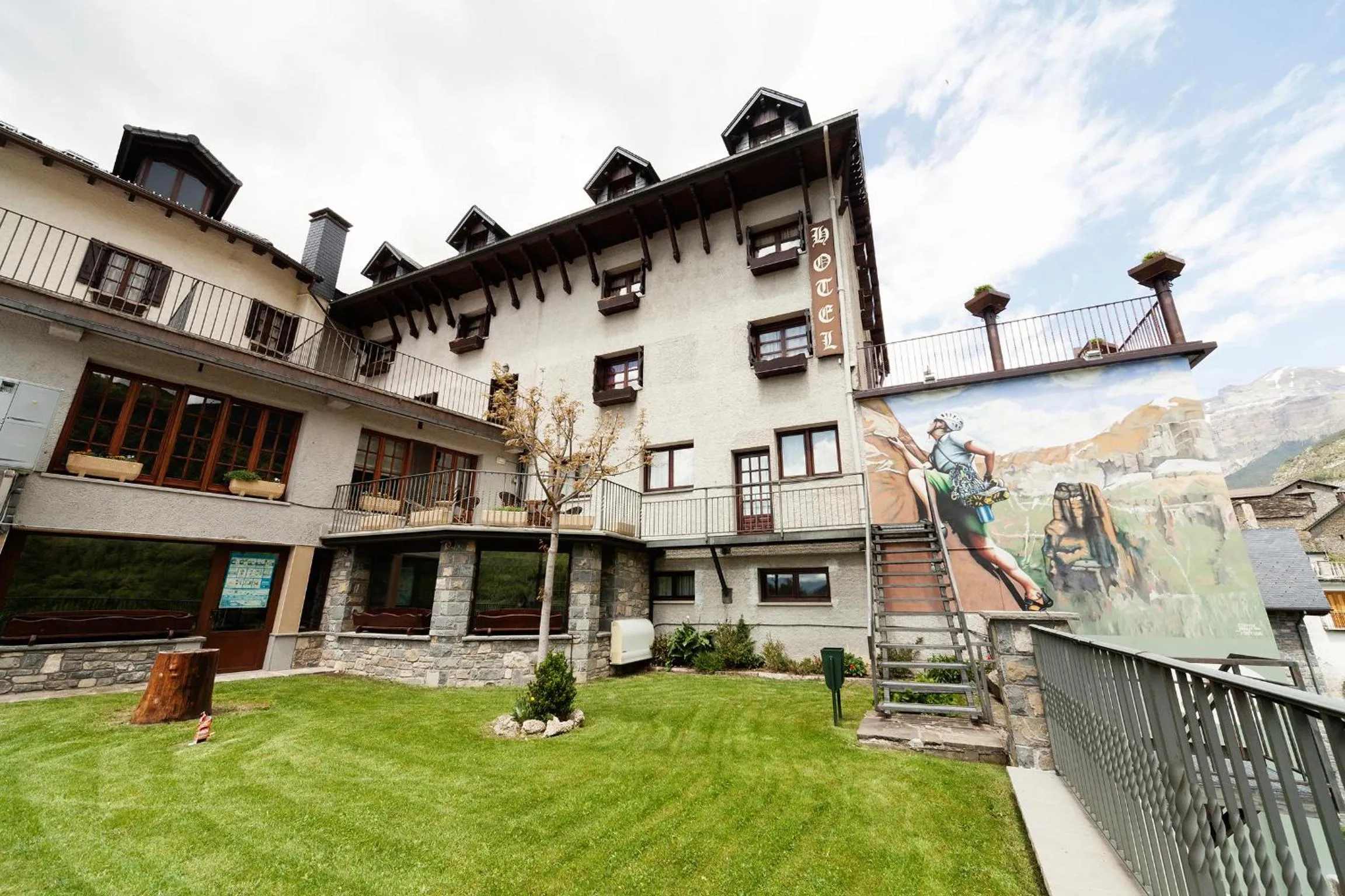 Property building in Hotel Villa de Torla