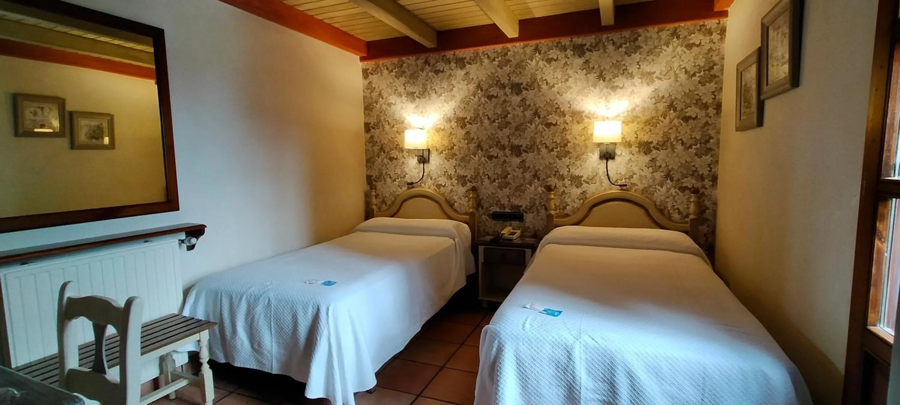 Photo of the whole room, Bed in Hotel Villa de Torla