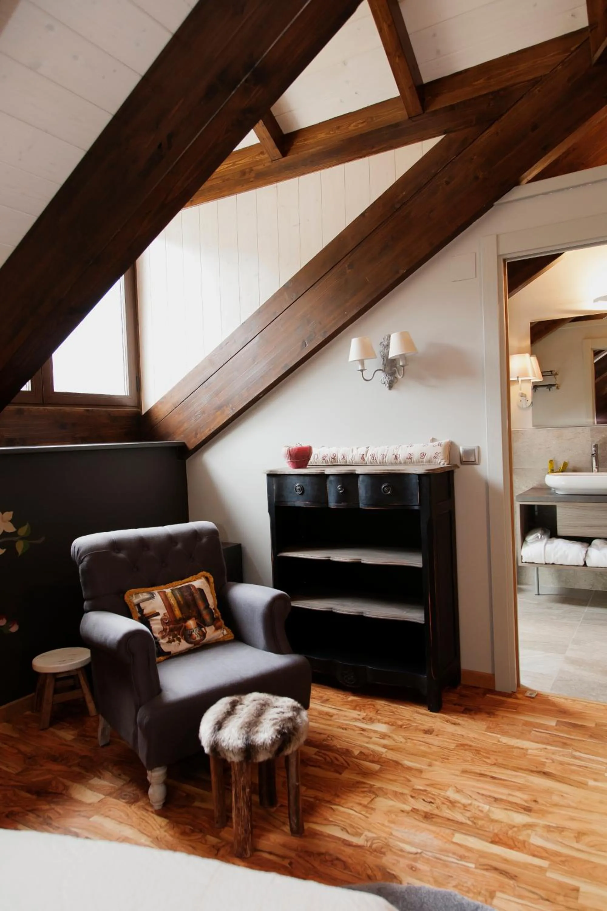 Photo of the whole room in Hotel Villa de Torla