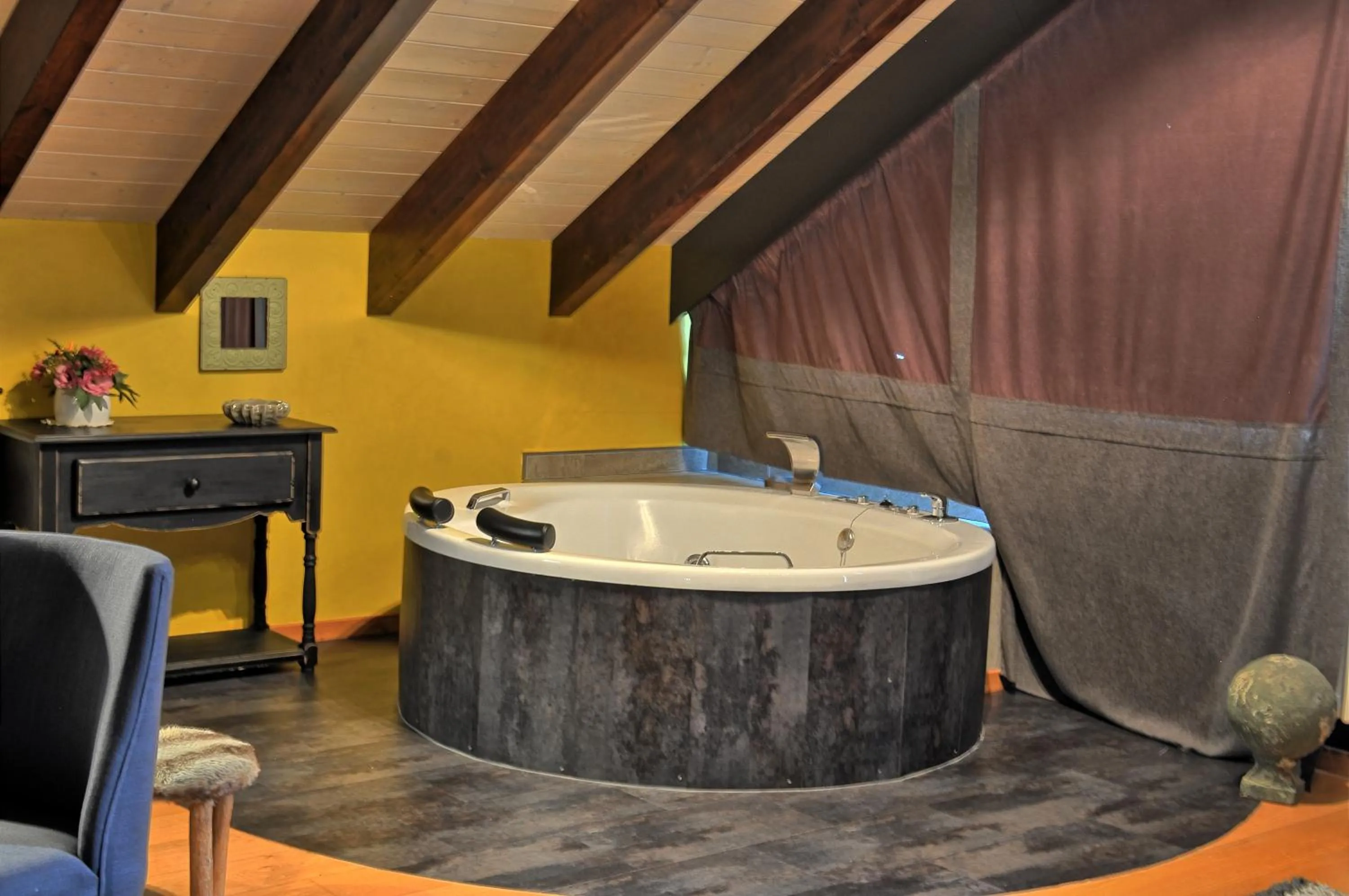 Hot Tub in Hotel Villa de Torla