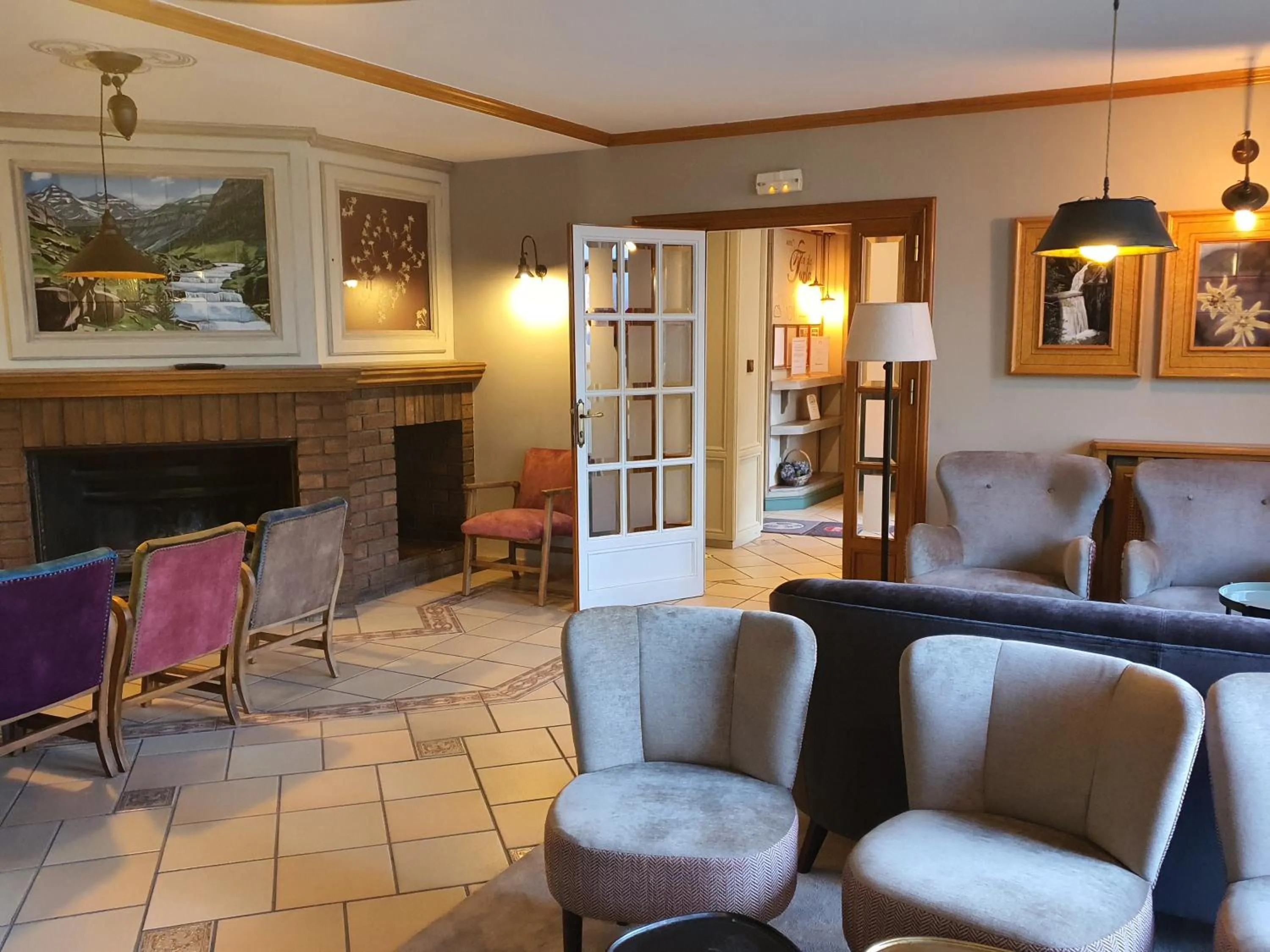 Communal lounge/ TV room in Hotel Villa de Torla