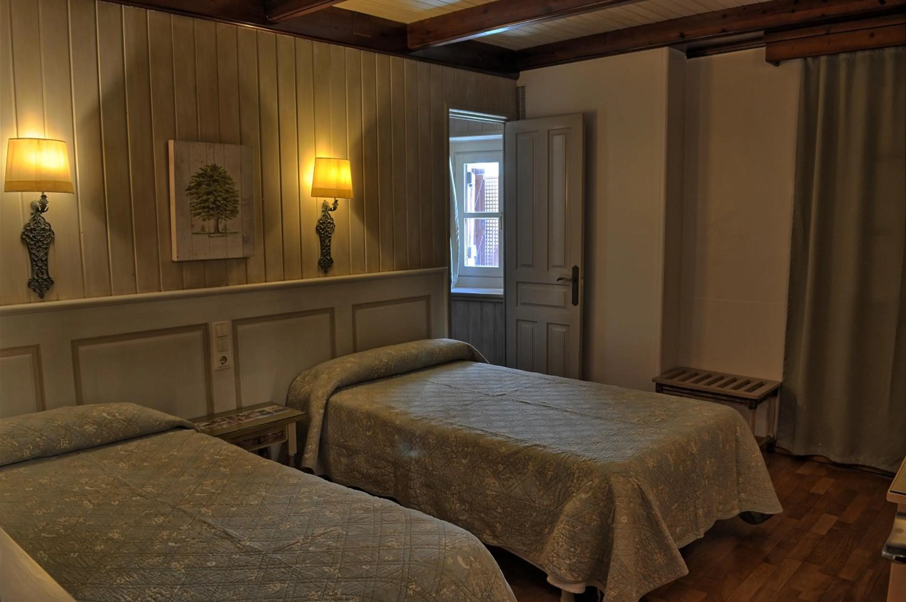 Photo of the whole room, Bed in Hotel Villa de Torla