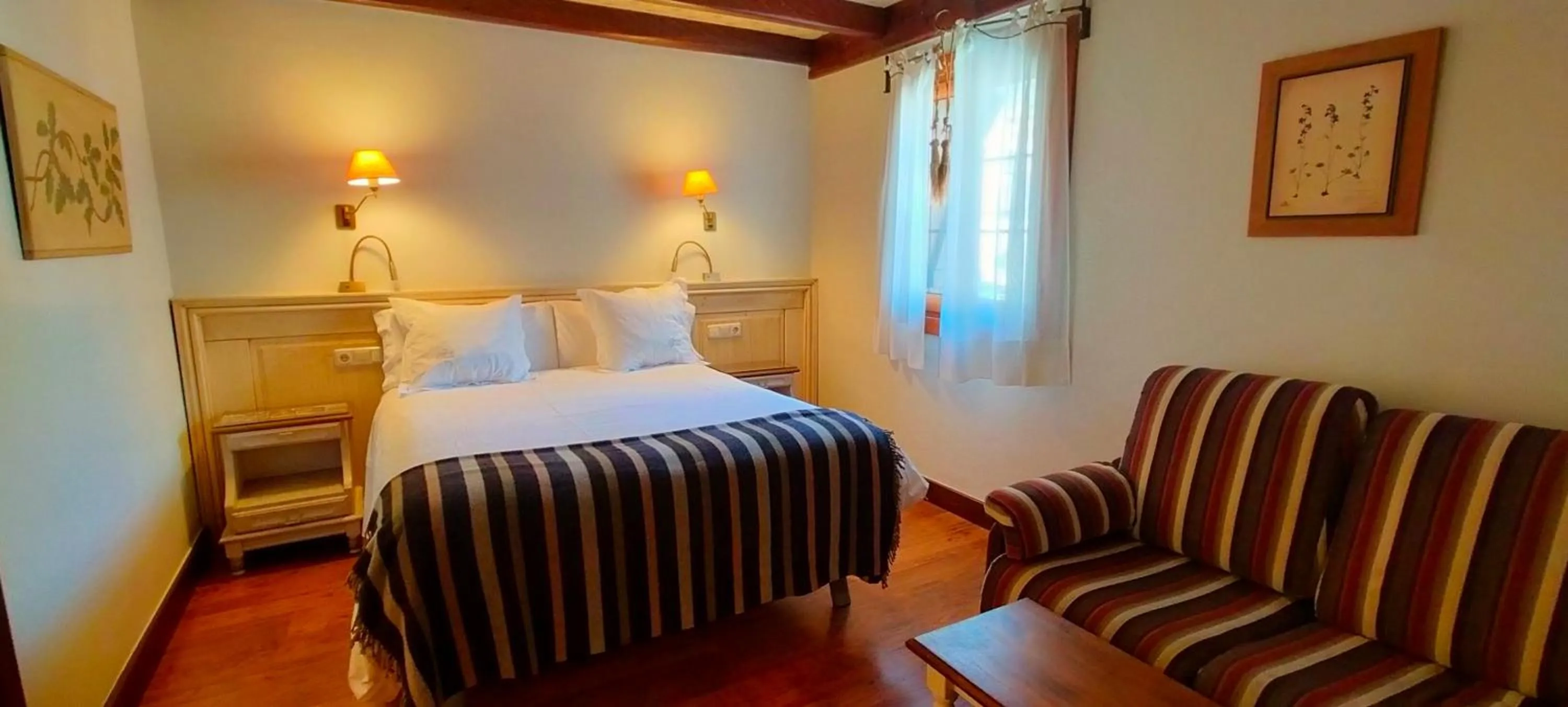 Bedroom, Bed in Hotel Villa de Torla