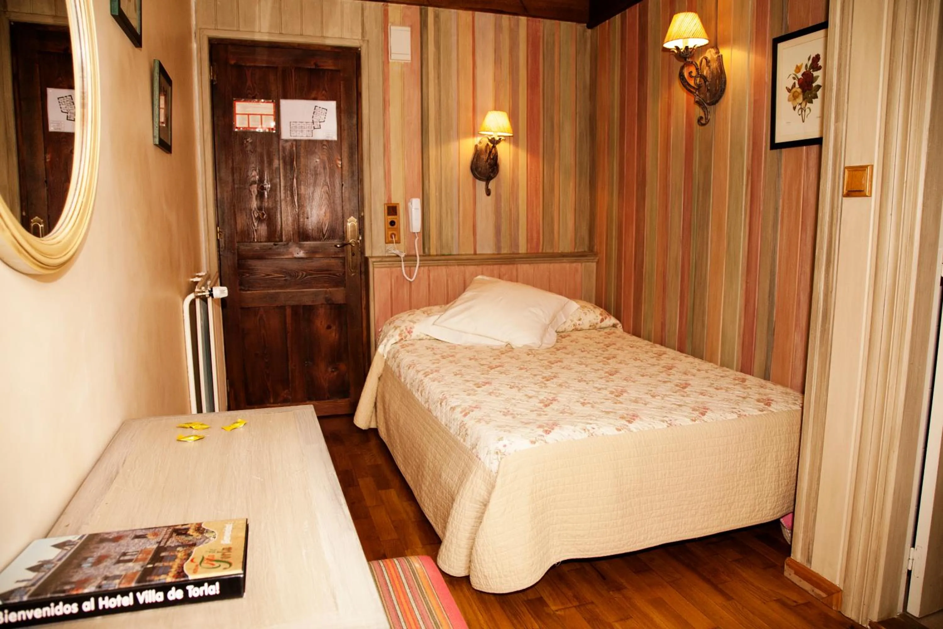 Photo of the whole room, Bed in Hotel Villa de Torla