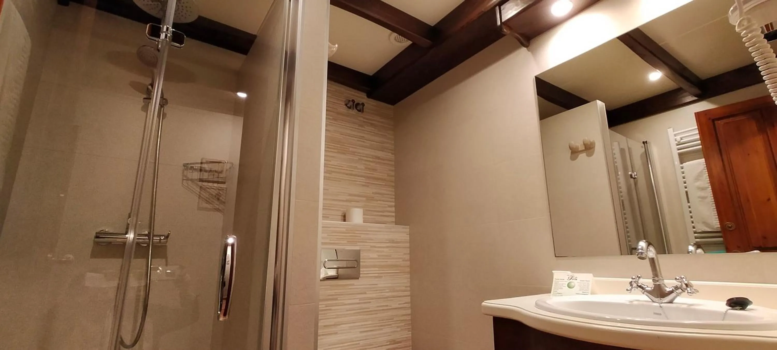 Bathroom in Hotel Villa de Torla