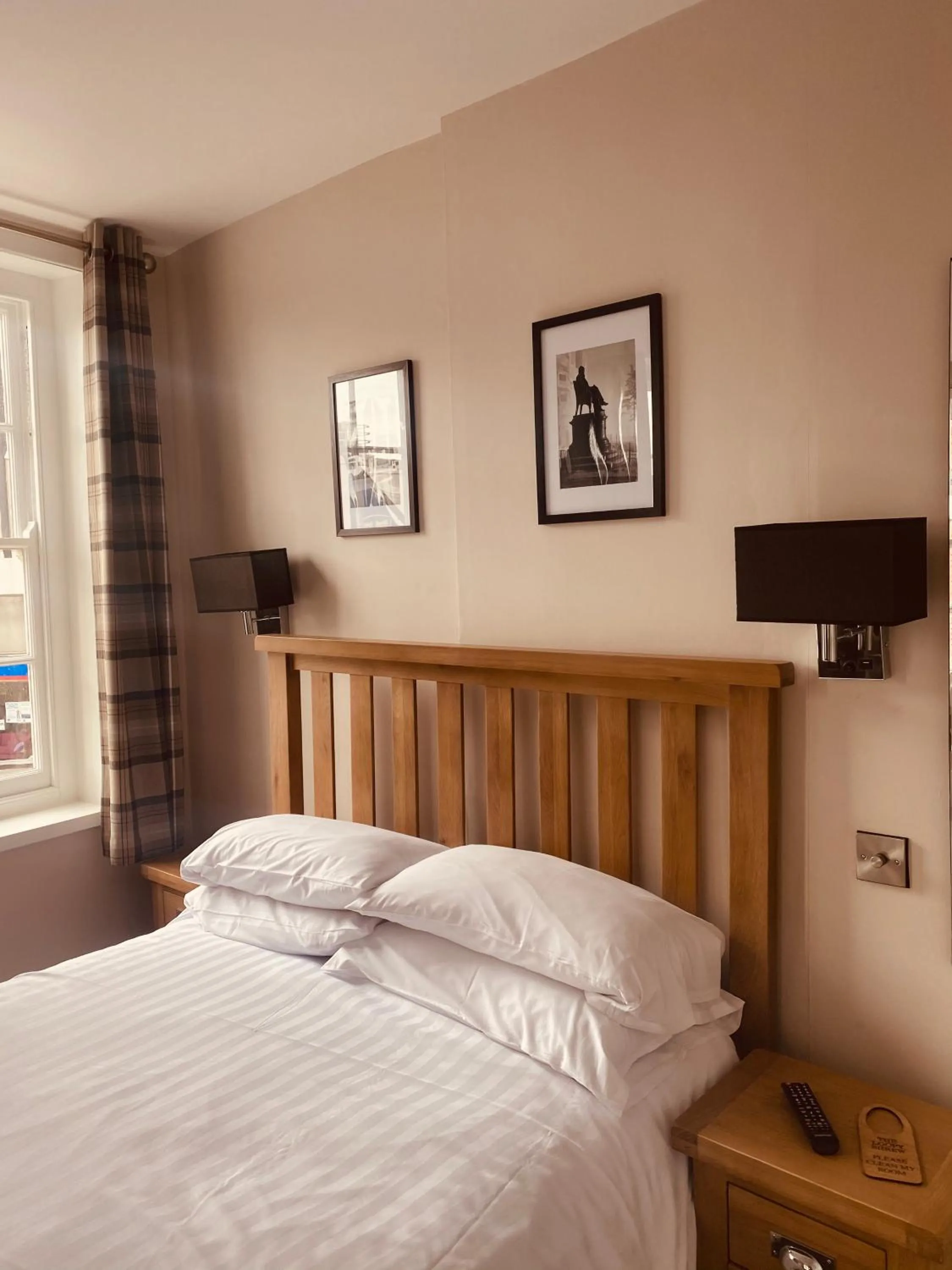 Bedroom, Bed in The Loopy Shrew