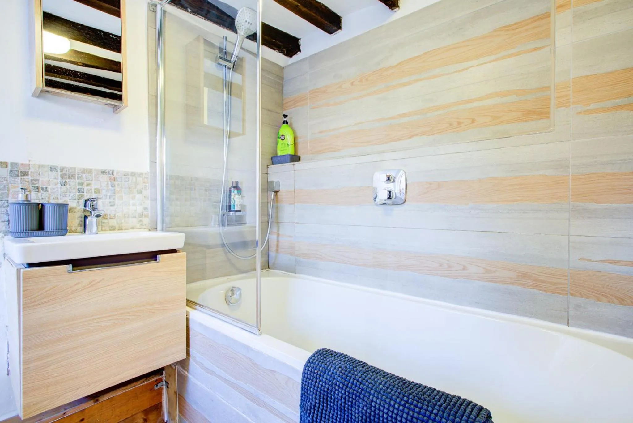 Bathroom in Eglantine