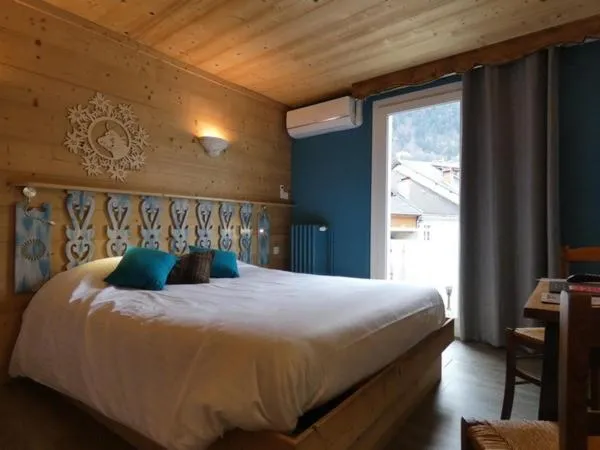 Photo of the whole room, Bed in Hôtel Du Midi