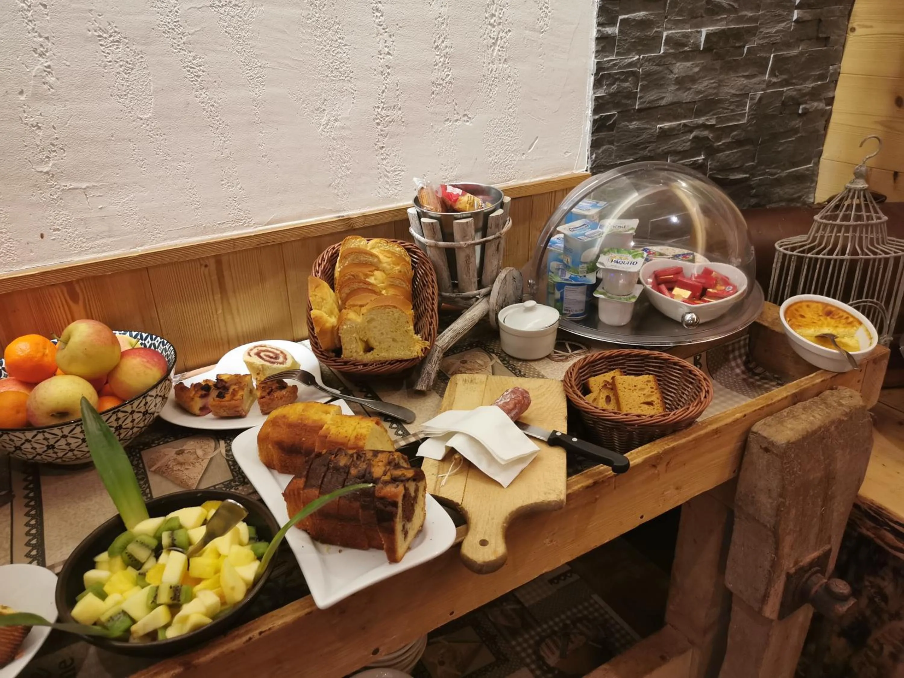 Continental breakfast in Hôtel Du Midi