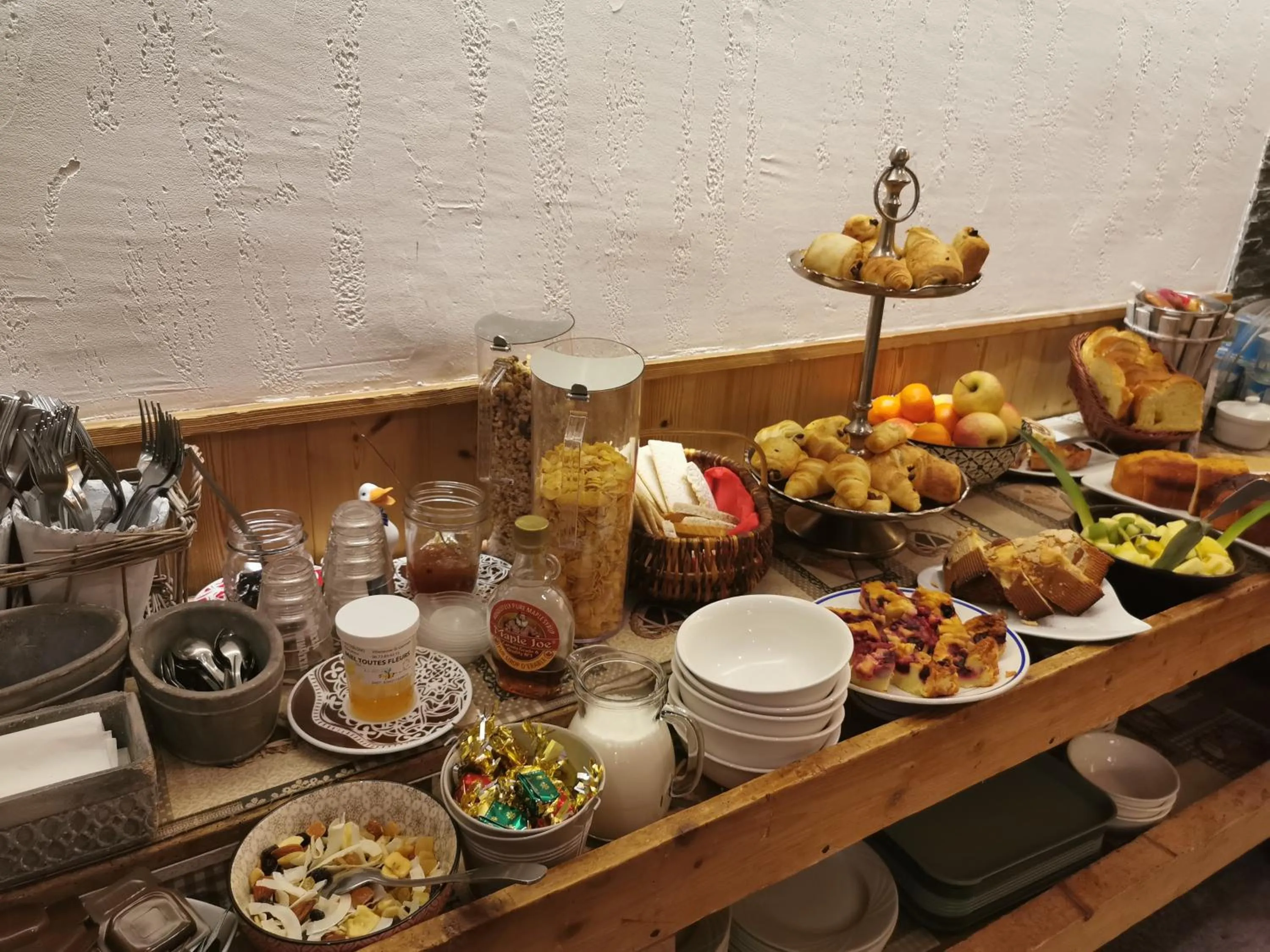 Buffet breakfast in Hôtel Du Midi