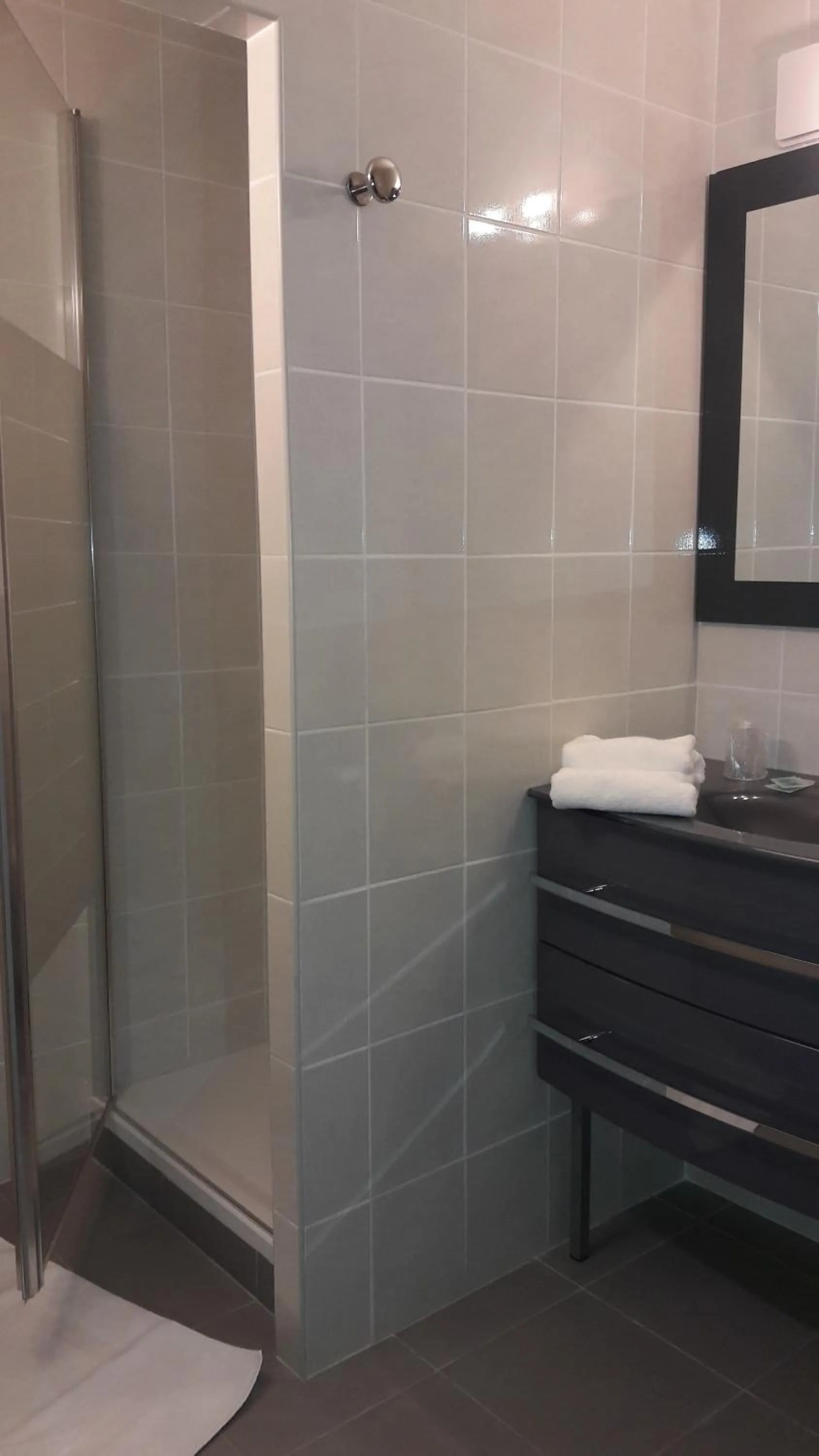 Shower in Hôtel Du Midi