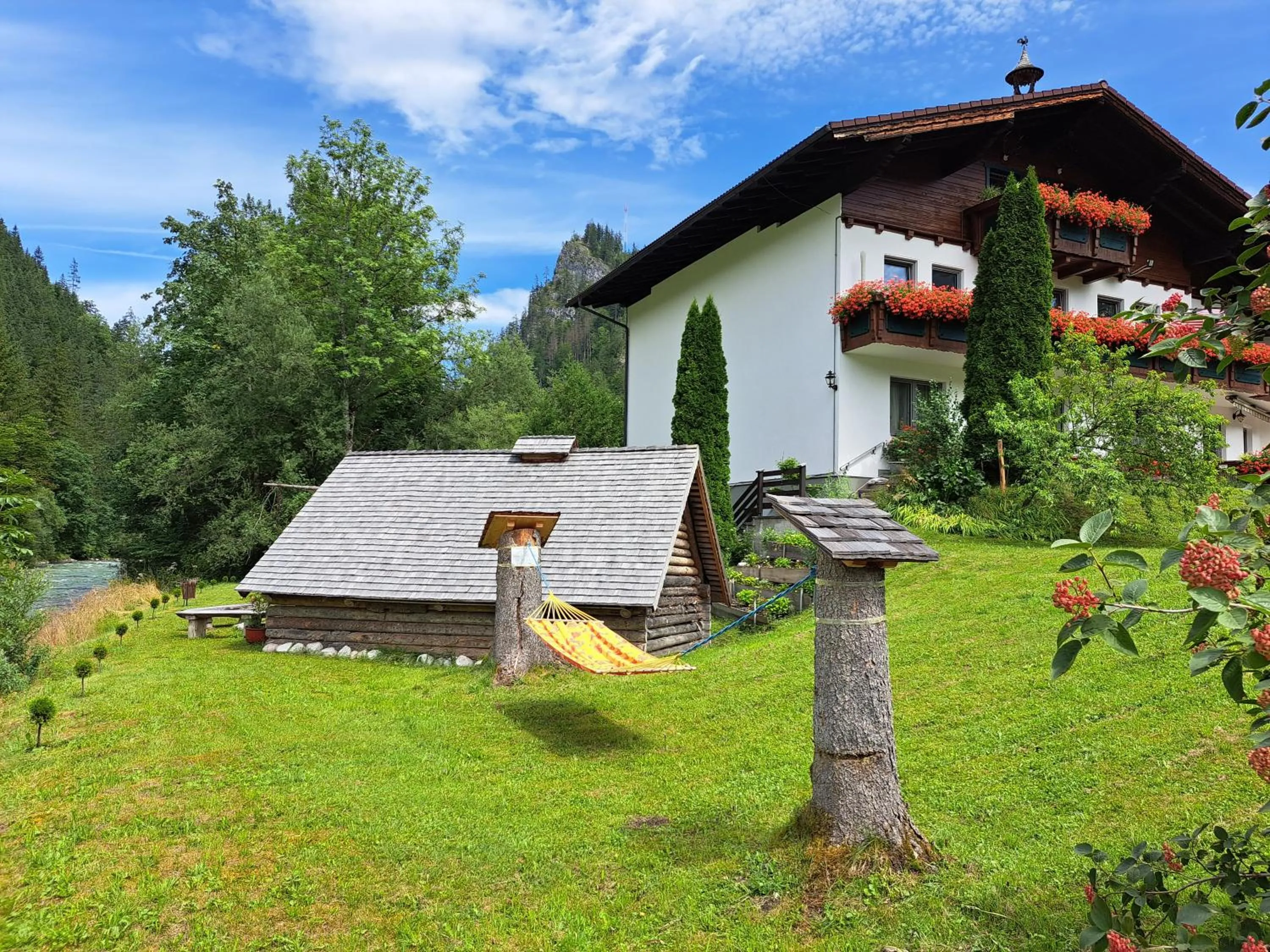 Garden view in Hotel garni Landhaus Bürtlmair