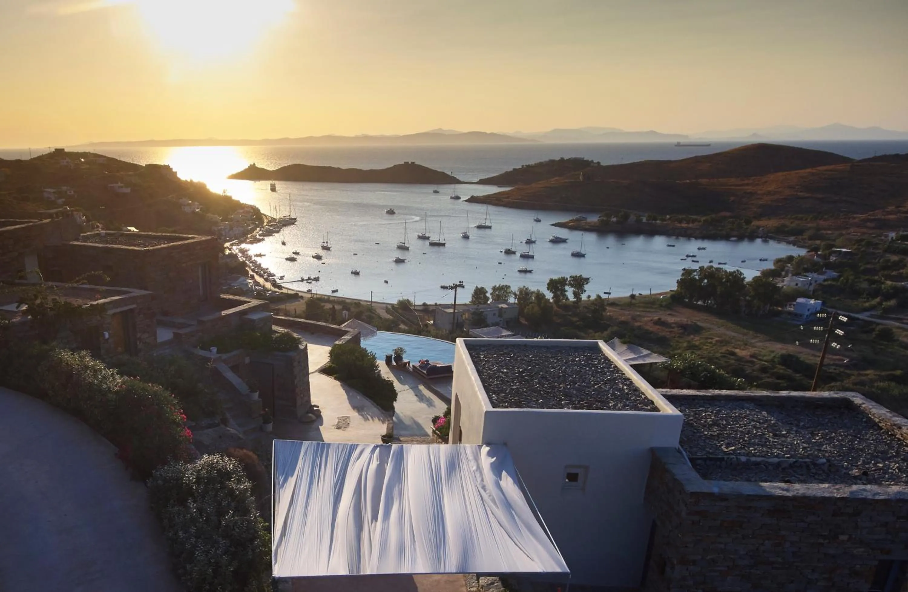 Restaurant/places to eat in Aigis Suites Kea