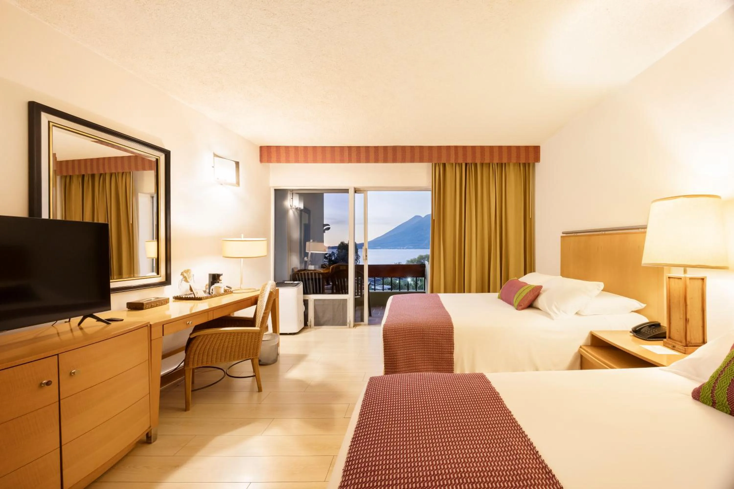 Photo of the whole room, Bed in Porta Hotel del Lago