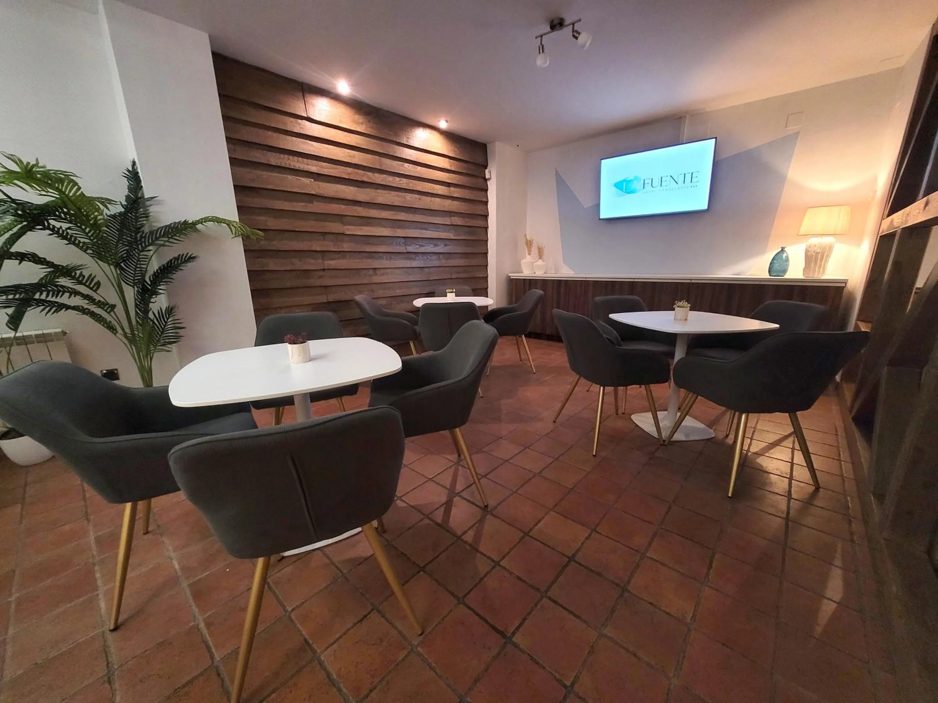 Communal lounge/ TV room in Hospedium Hotel La Fuente