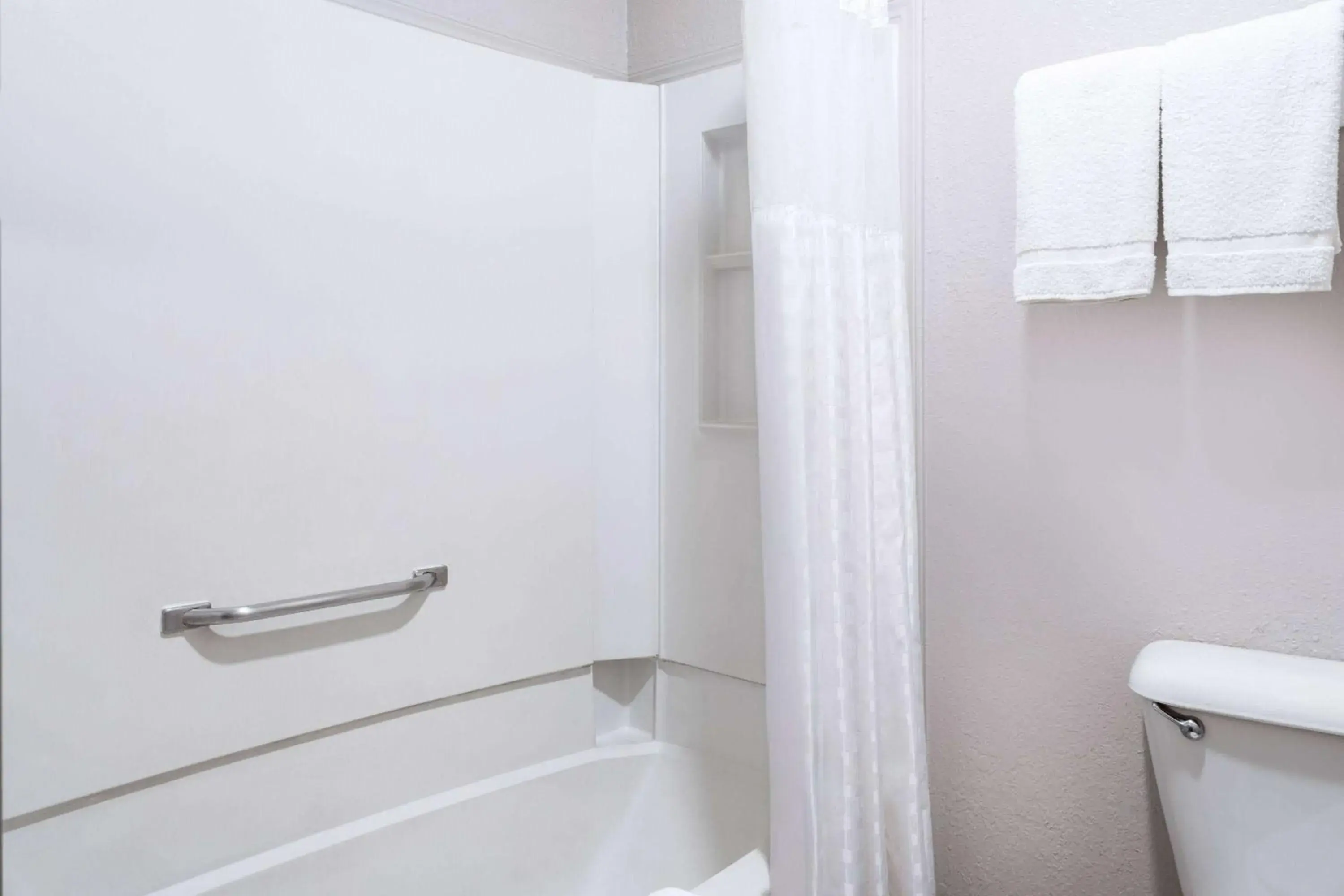 Deluxe Queen Room - Disability Access/Non-Smoking in Days Inn by Wyndham Ardmore Deluxe Queen Room - Disability Access/Non-Smoking in Days Inn by Wyndham Ardmore