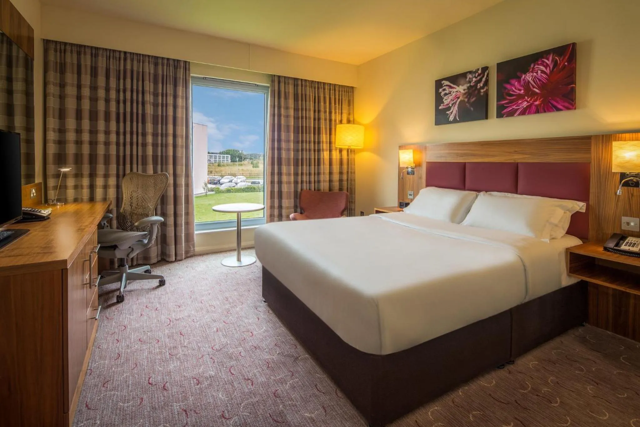 Photo of the whole room, Bed in Hilton Garden Inn Luton North