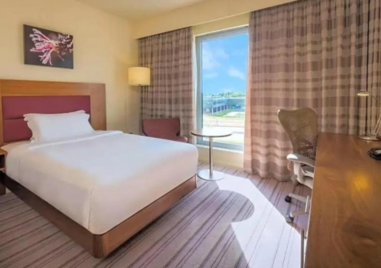 Bedroom, Bed in London Luton Vale Hotel