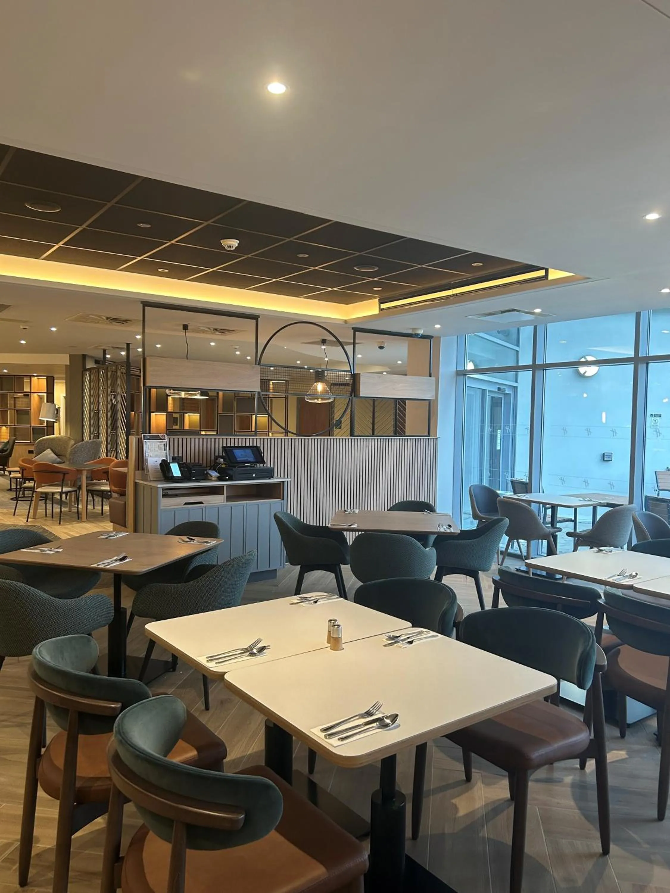 Restaurant/places to eat in London Luton Vale Hotel