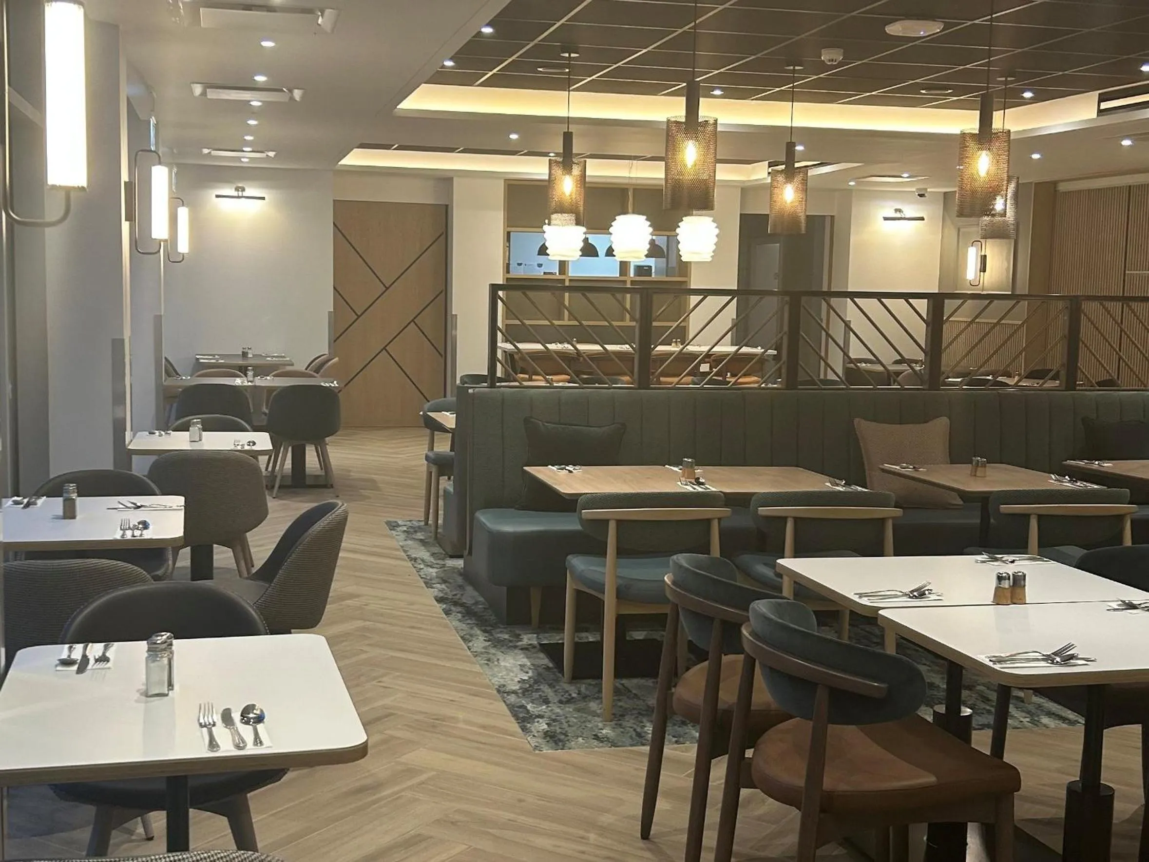Restaurant/places to eat in London Luton Vale Hotel