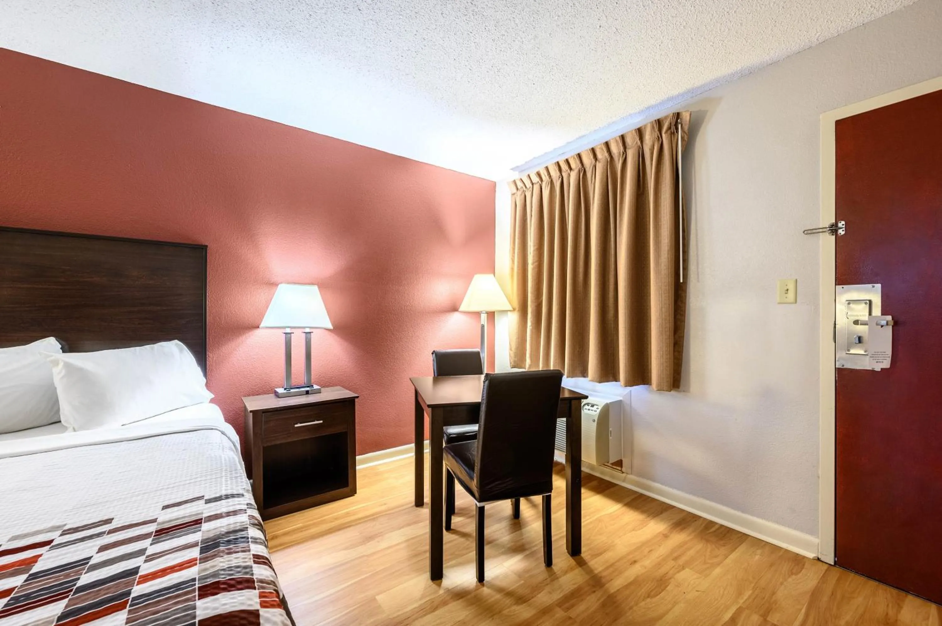 Photo of the whole room, Bed in Red Roof Inn Sylacauga