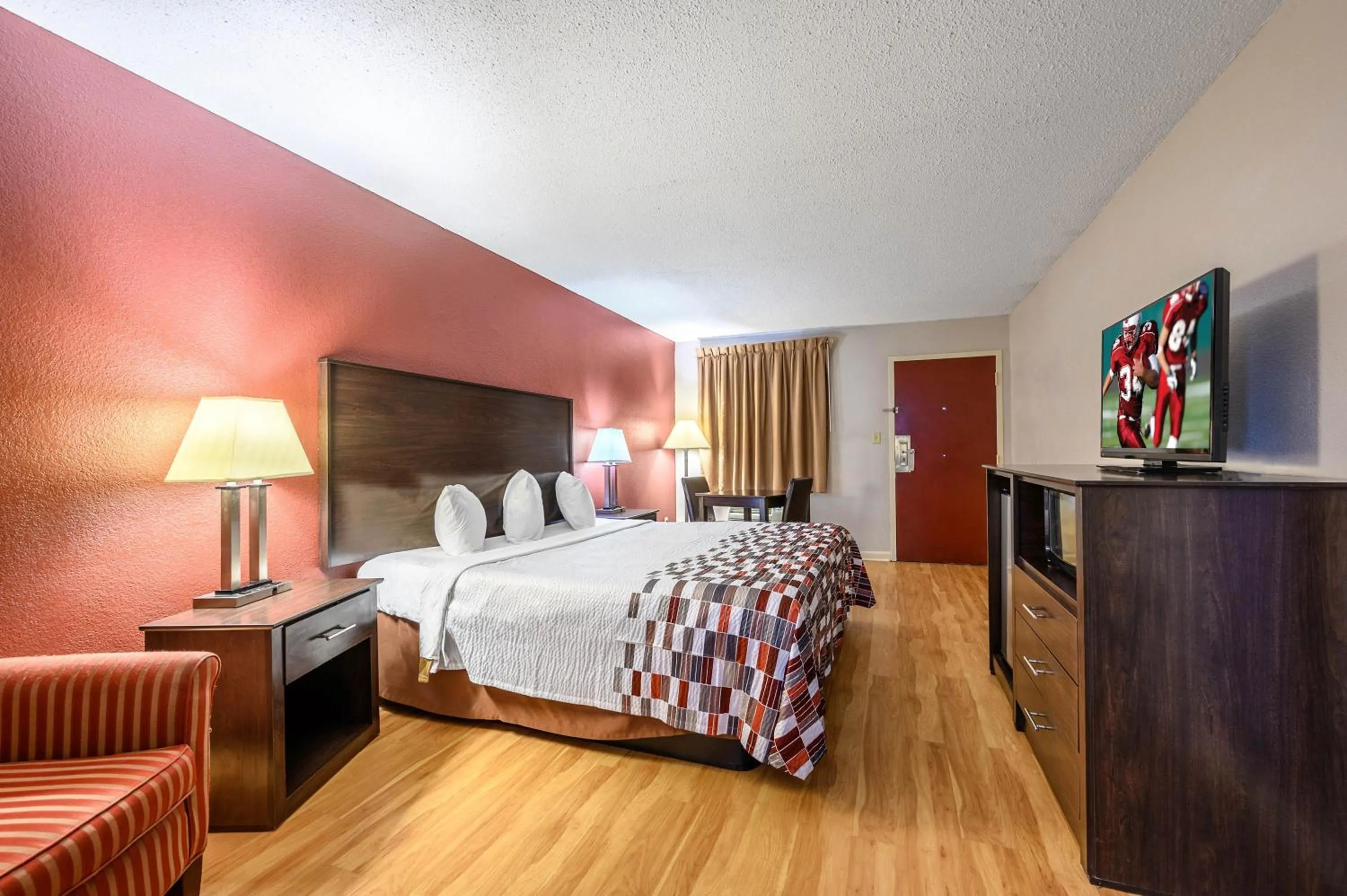 Photo of the whole room, Bed in Red Roof Inn Sylacauga
