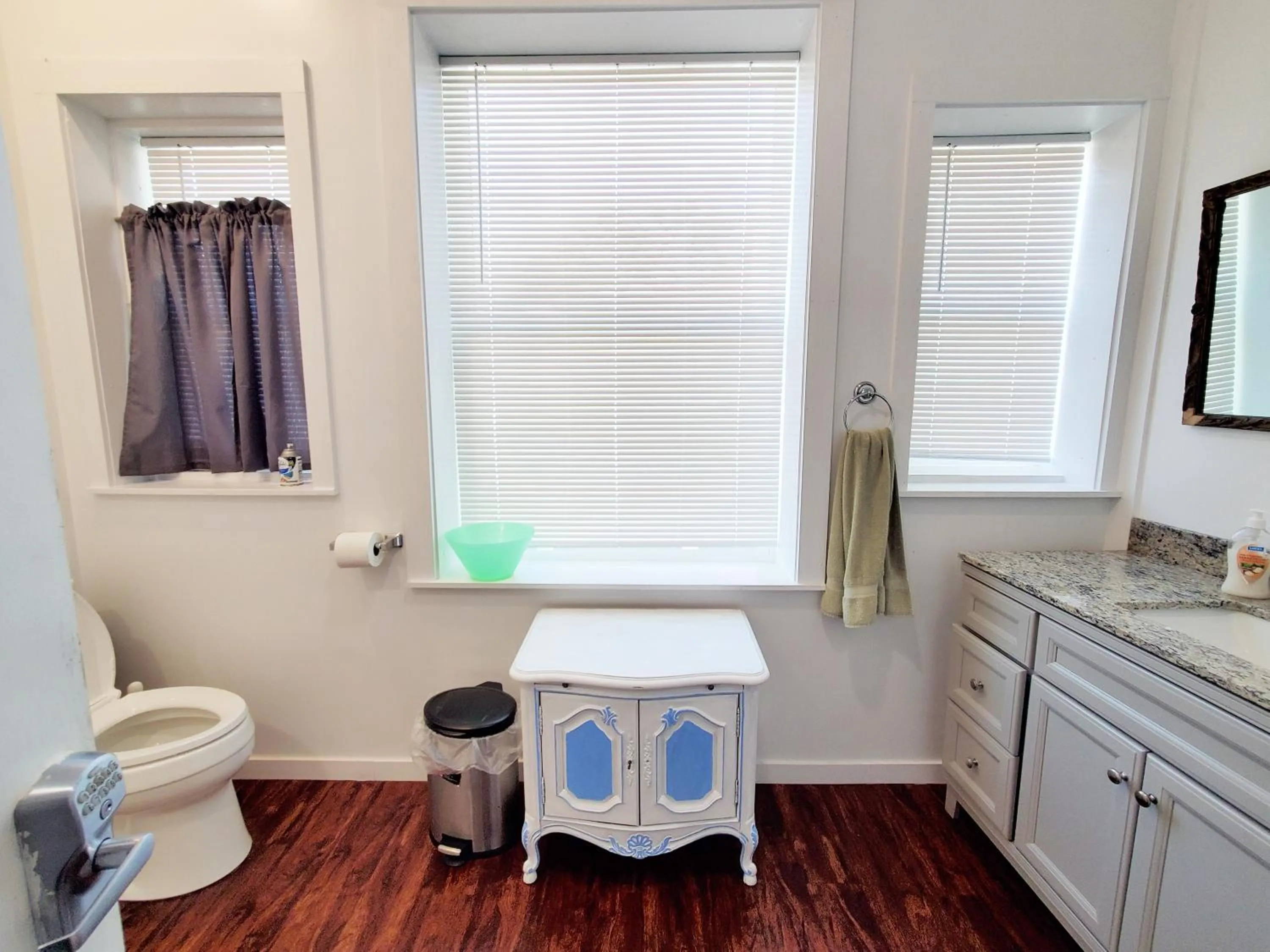 Bathroom in The Pirate Haus Inn