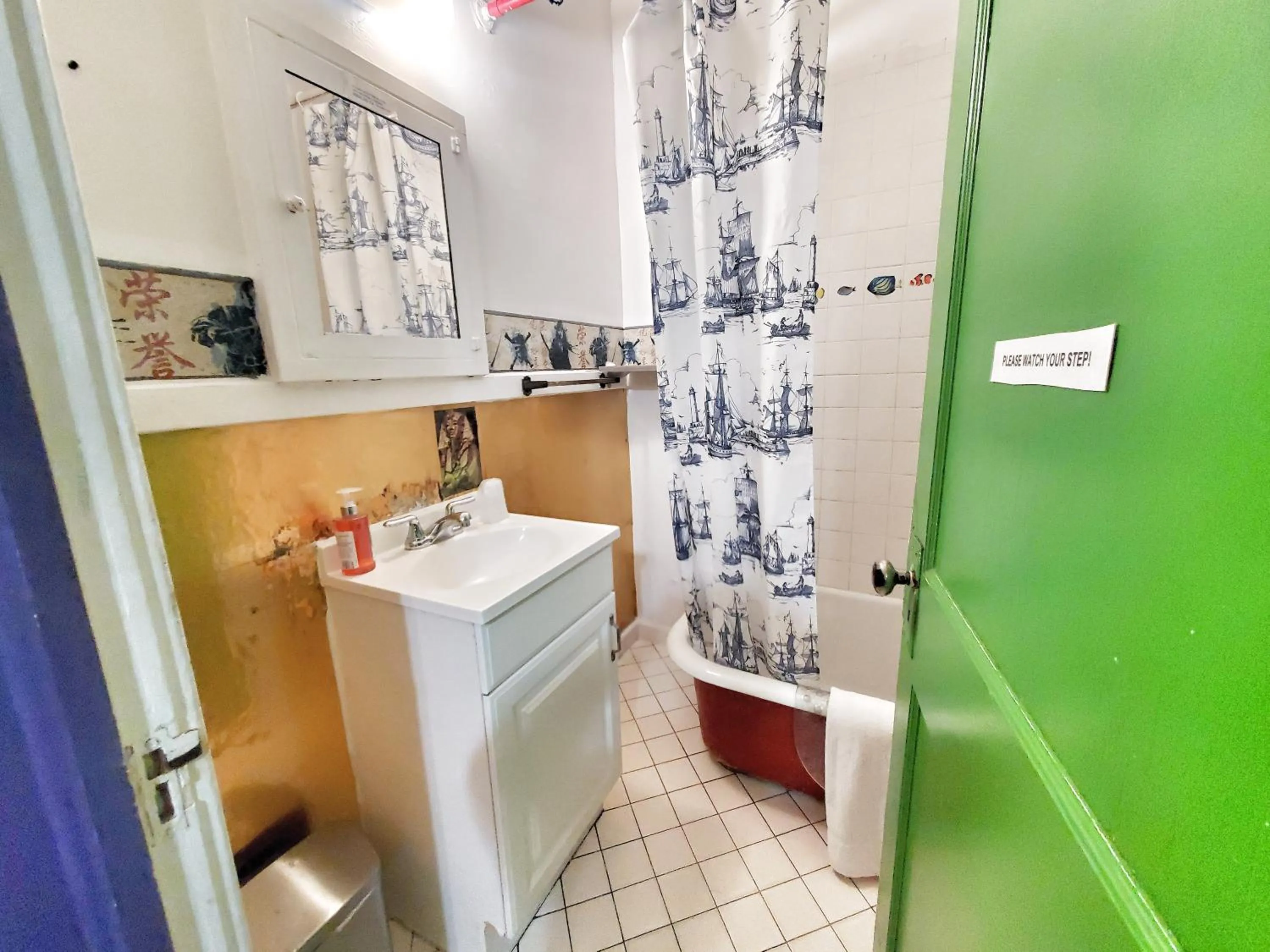 Bath in The Pirate Haus Inn