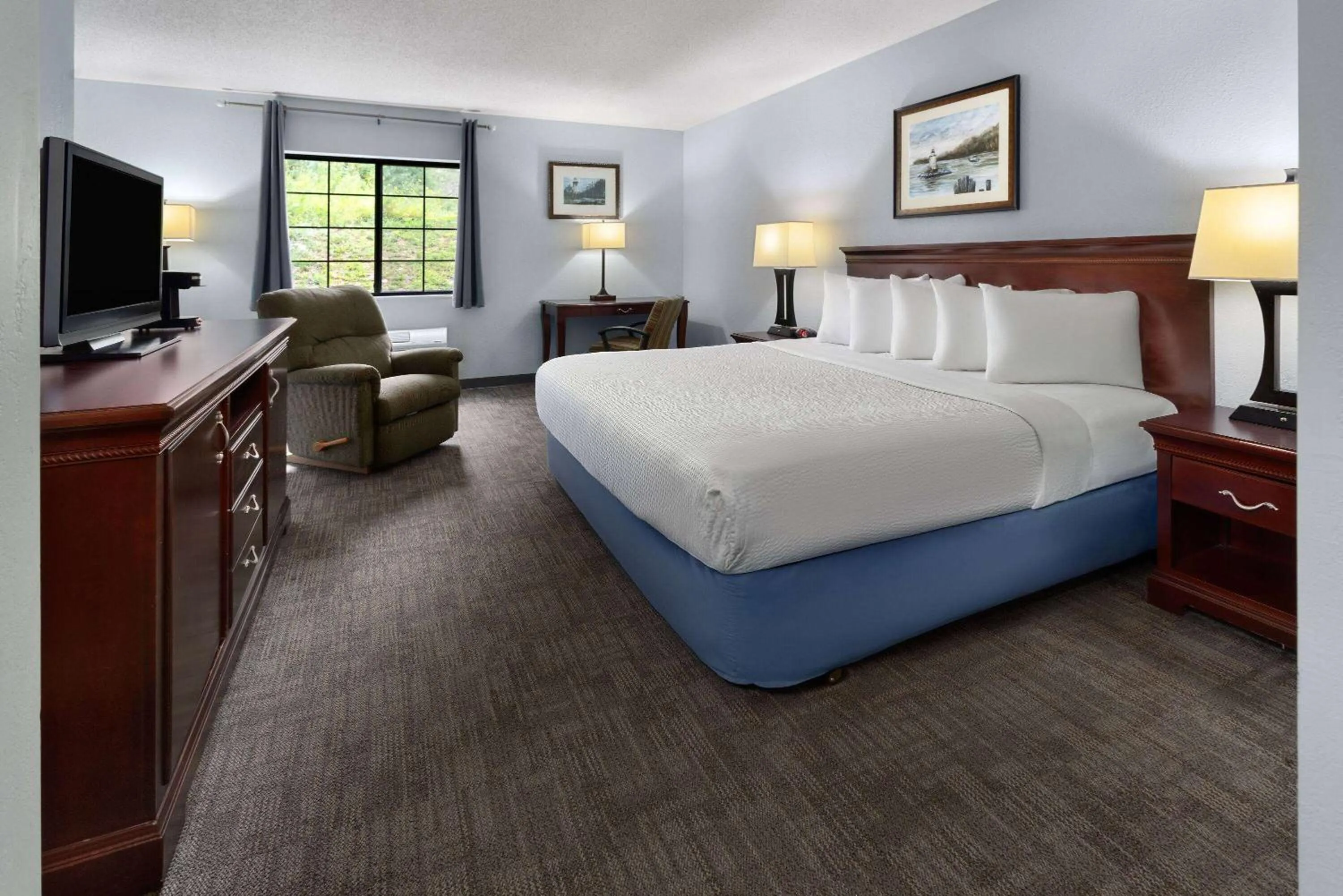 Photo of the whole room, Bed in Days Inn by Wyndham Iron Mountain