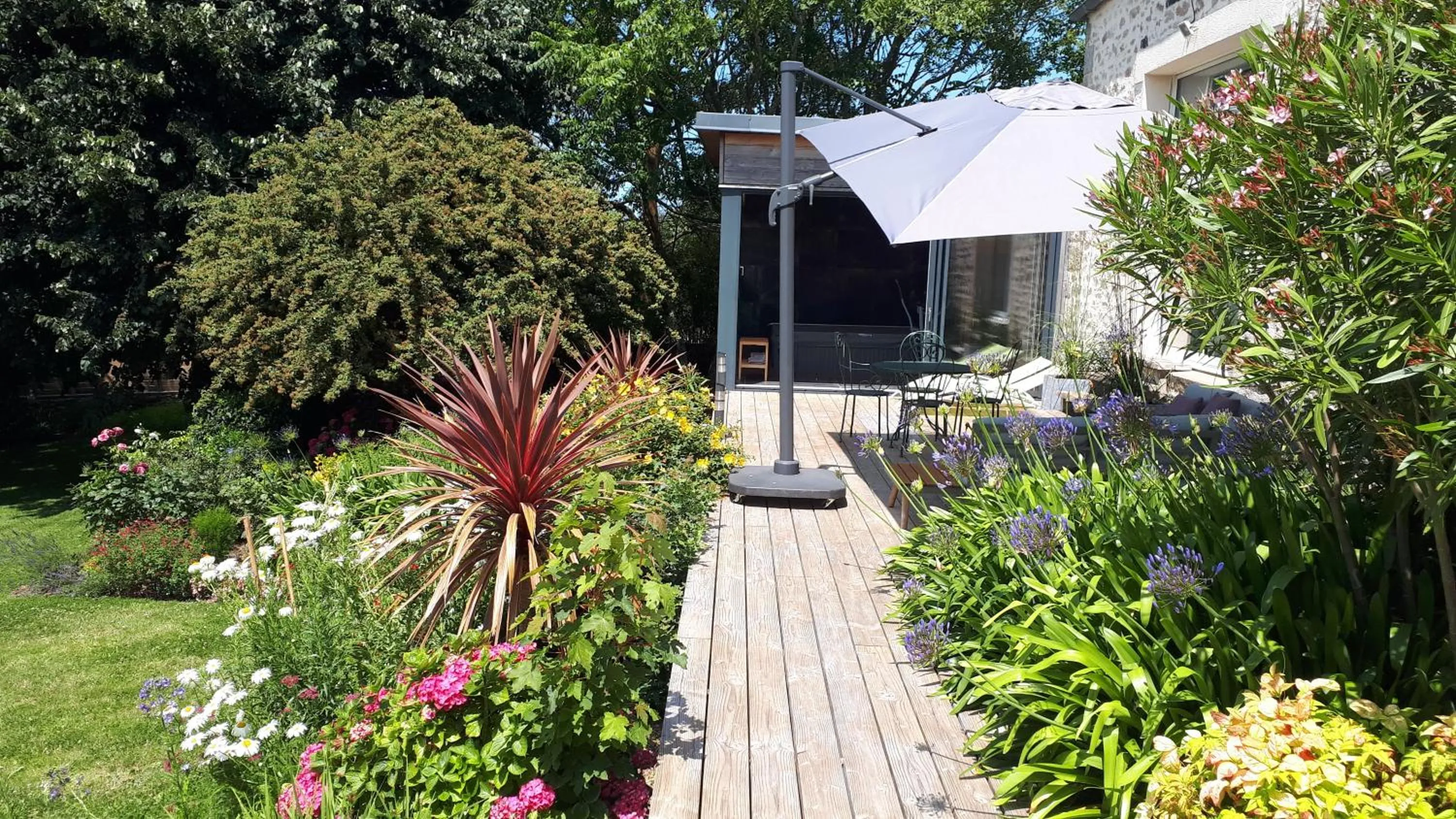Patio in Le Vieux Couvent & SPA
