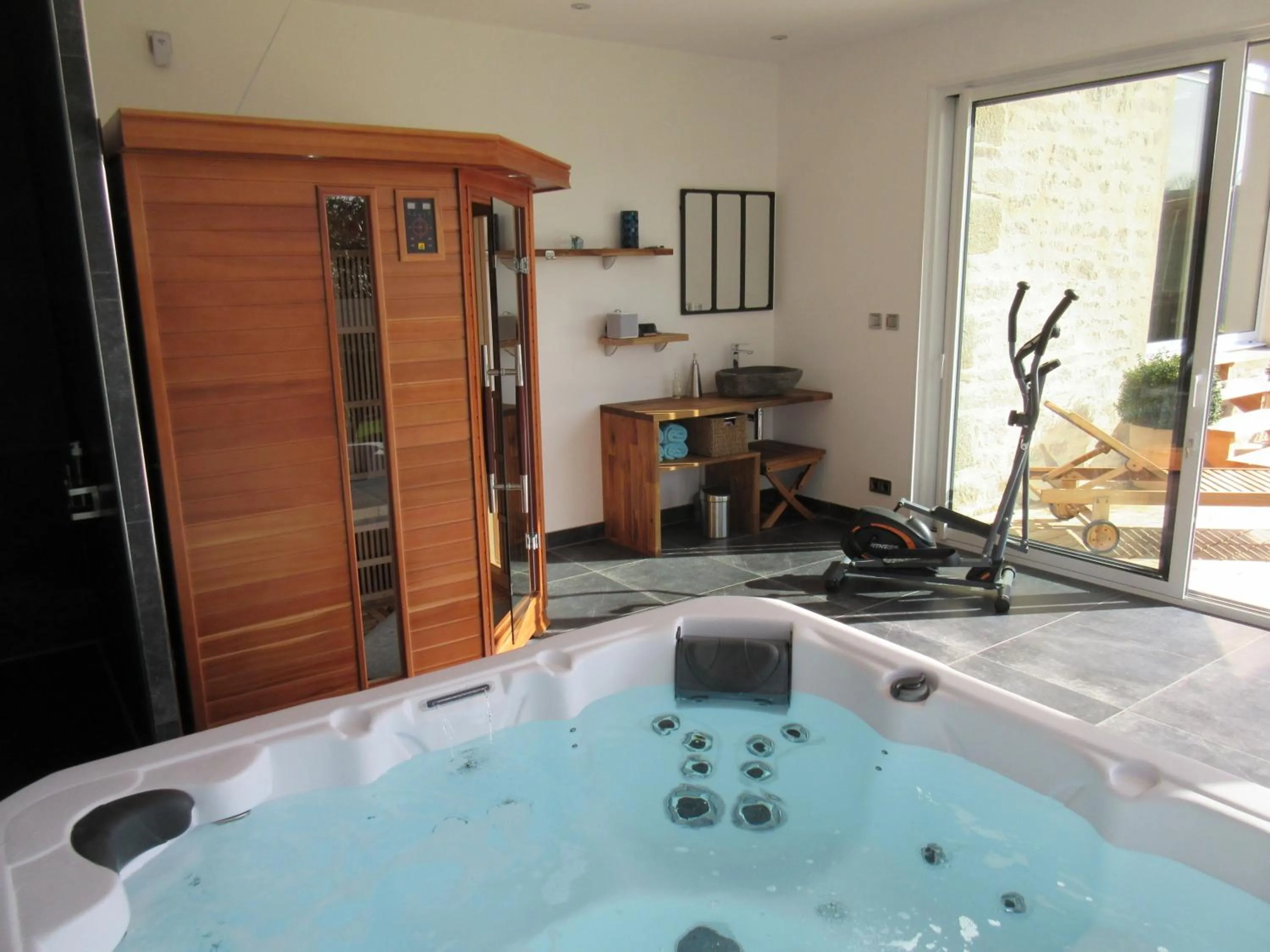 Hot Tub in Le Vieux Couvent & SPA