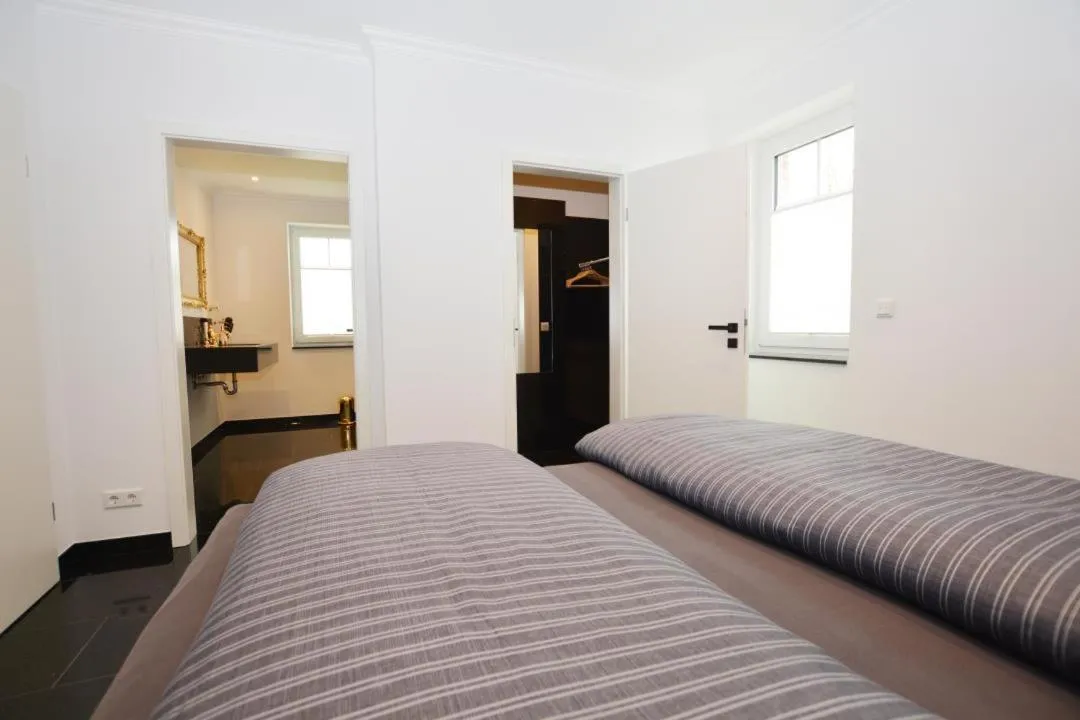 Property building, Bed in Ferienhaus Merzijana