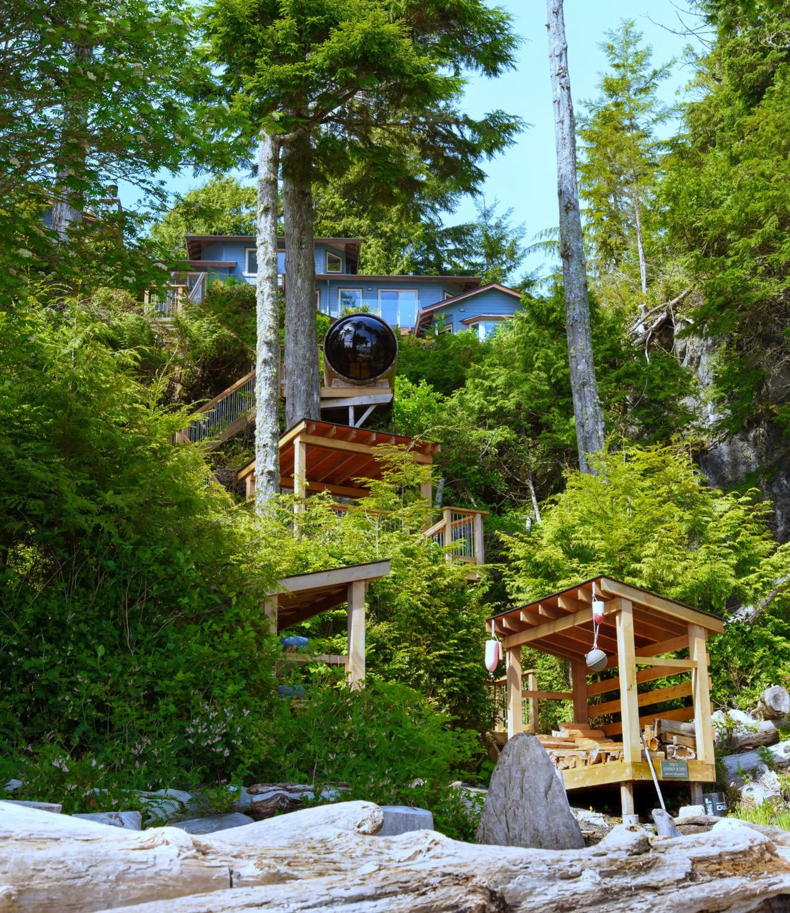 Property building in Snug Harbour Inn