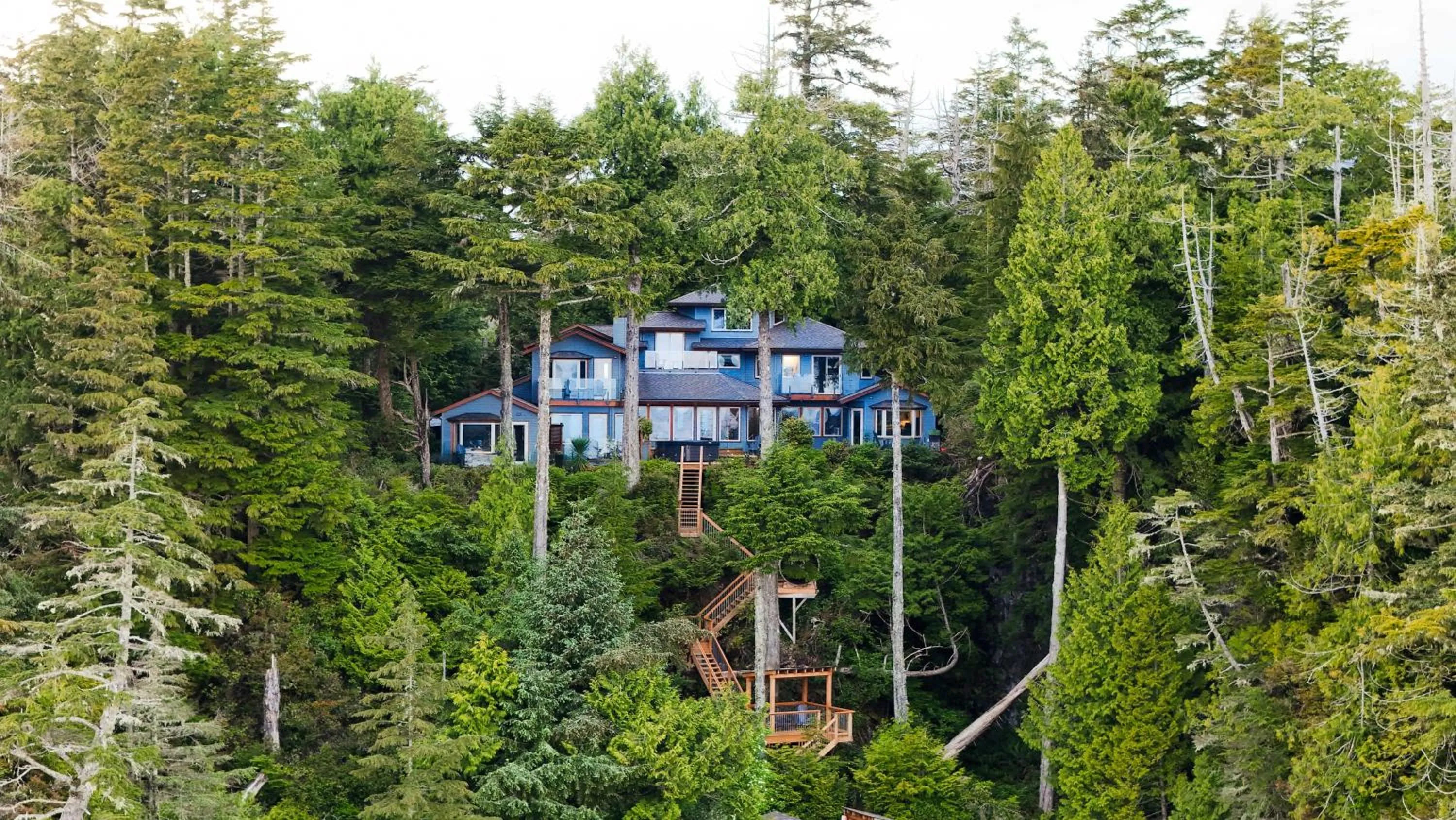 Property building in Snug Harbour Inn