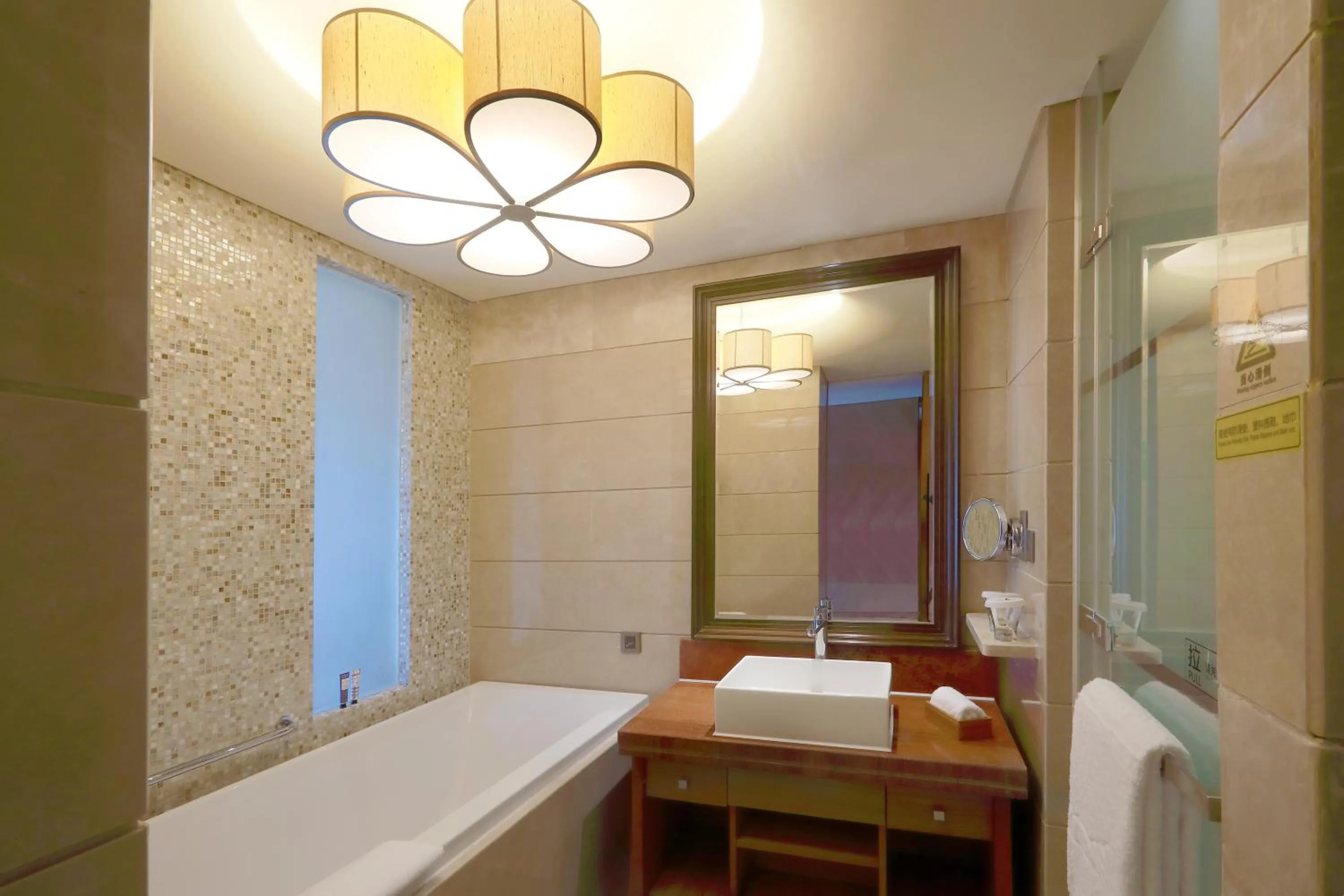 Bath, Bed in Xiamen International Conference Center Hotel Prime Seaview Hotel