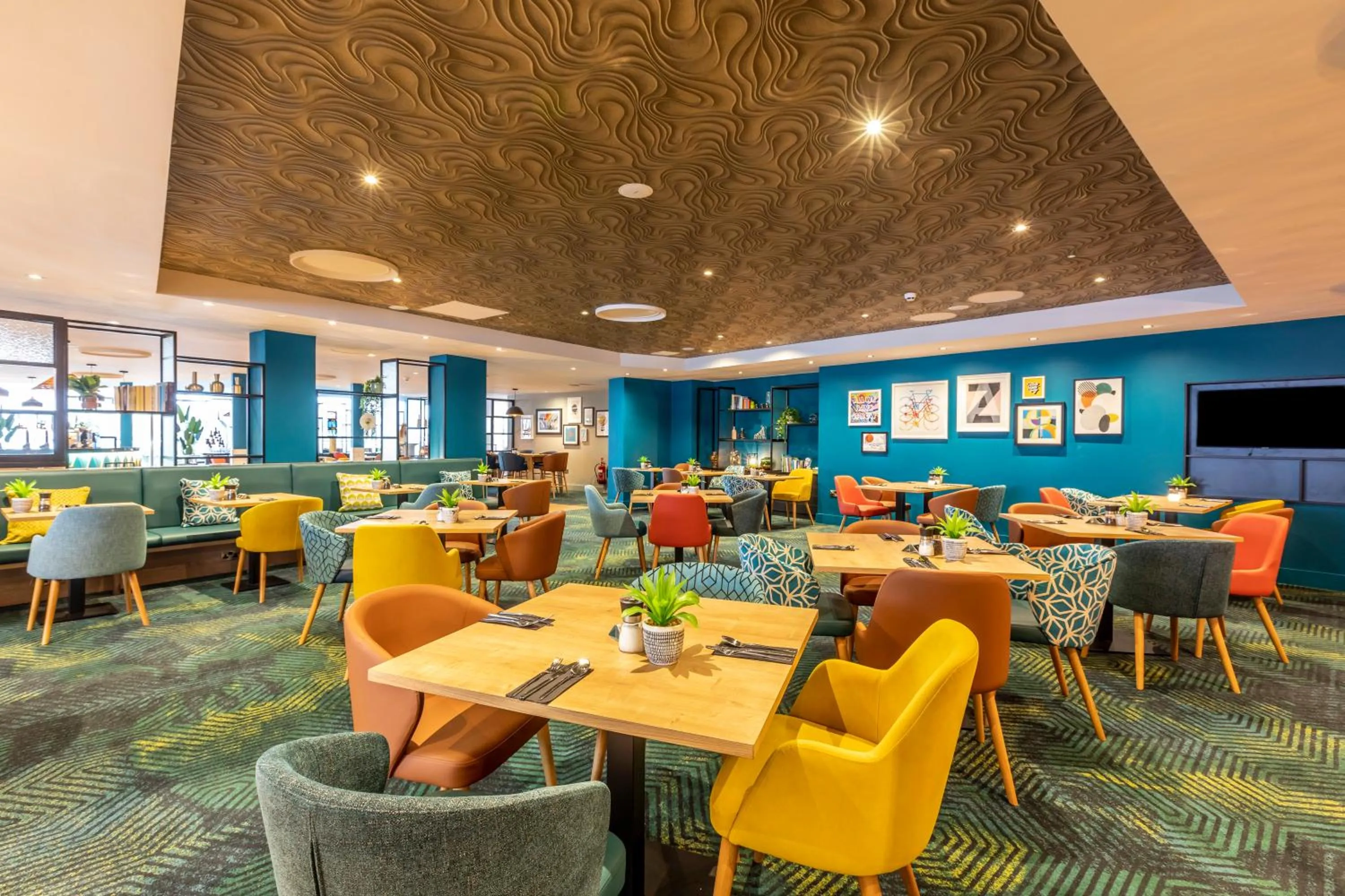 Lounge or bar in Holiday Inn Oxford by IHG