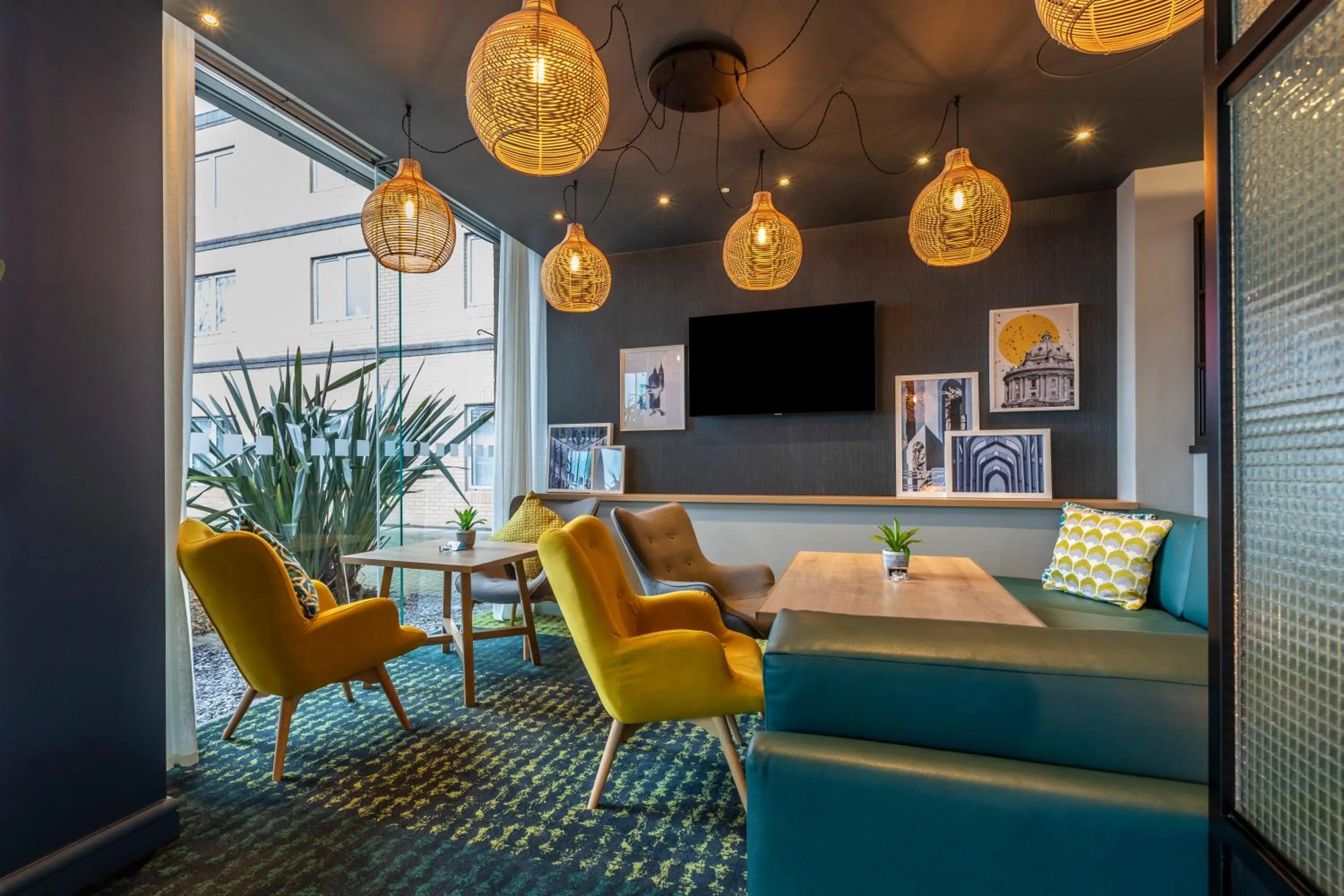 Lounge or bar in Holiday Inn Oxford by IHG