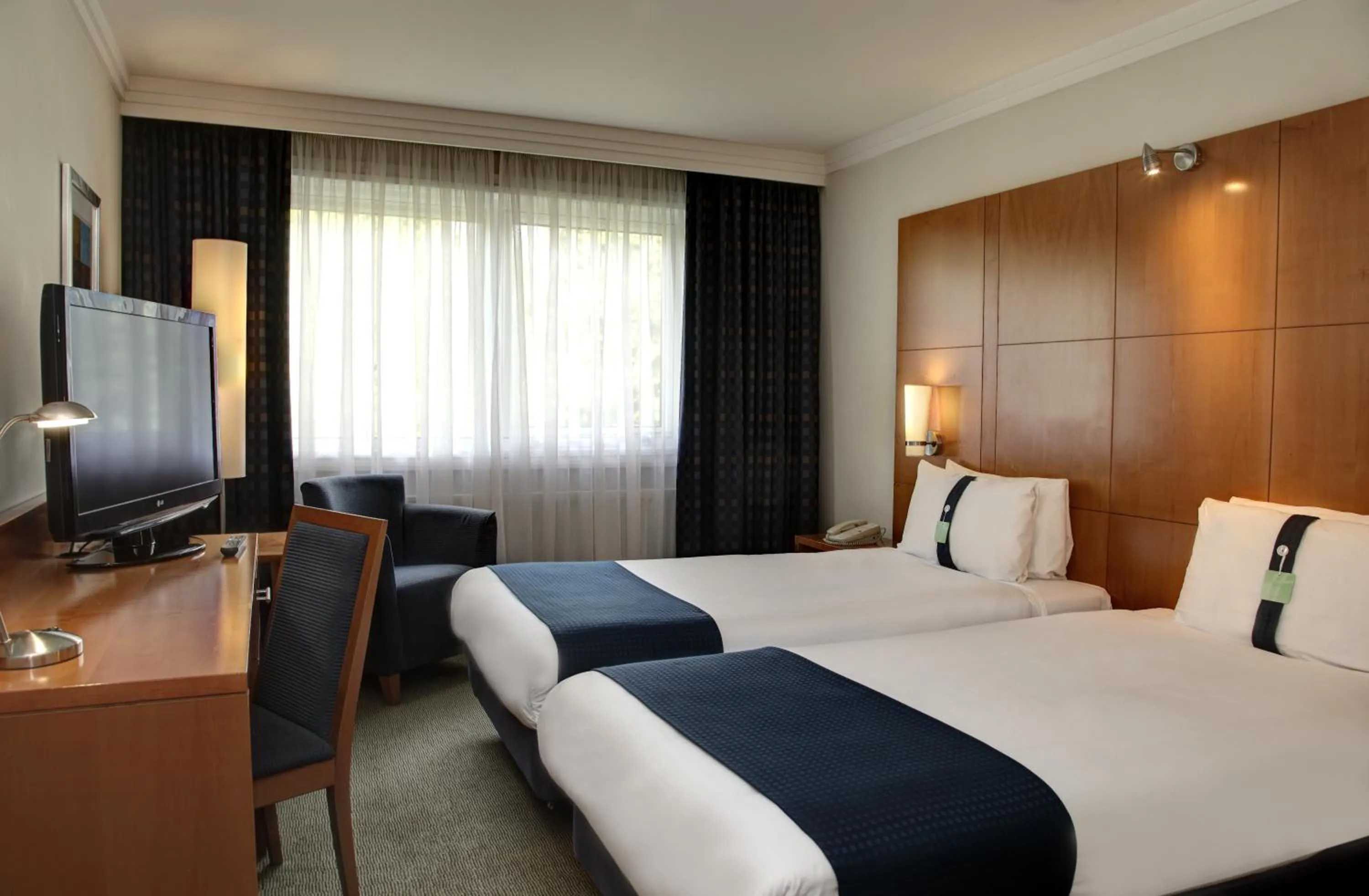 Photo of the whole room, Bed in Holiday Inn Oxford by IHG