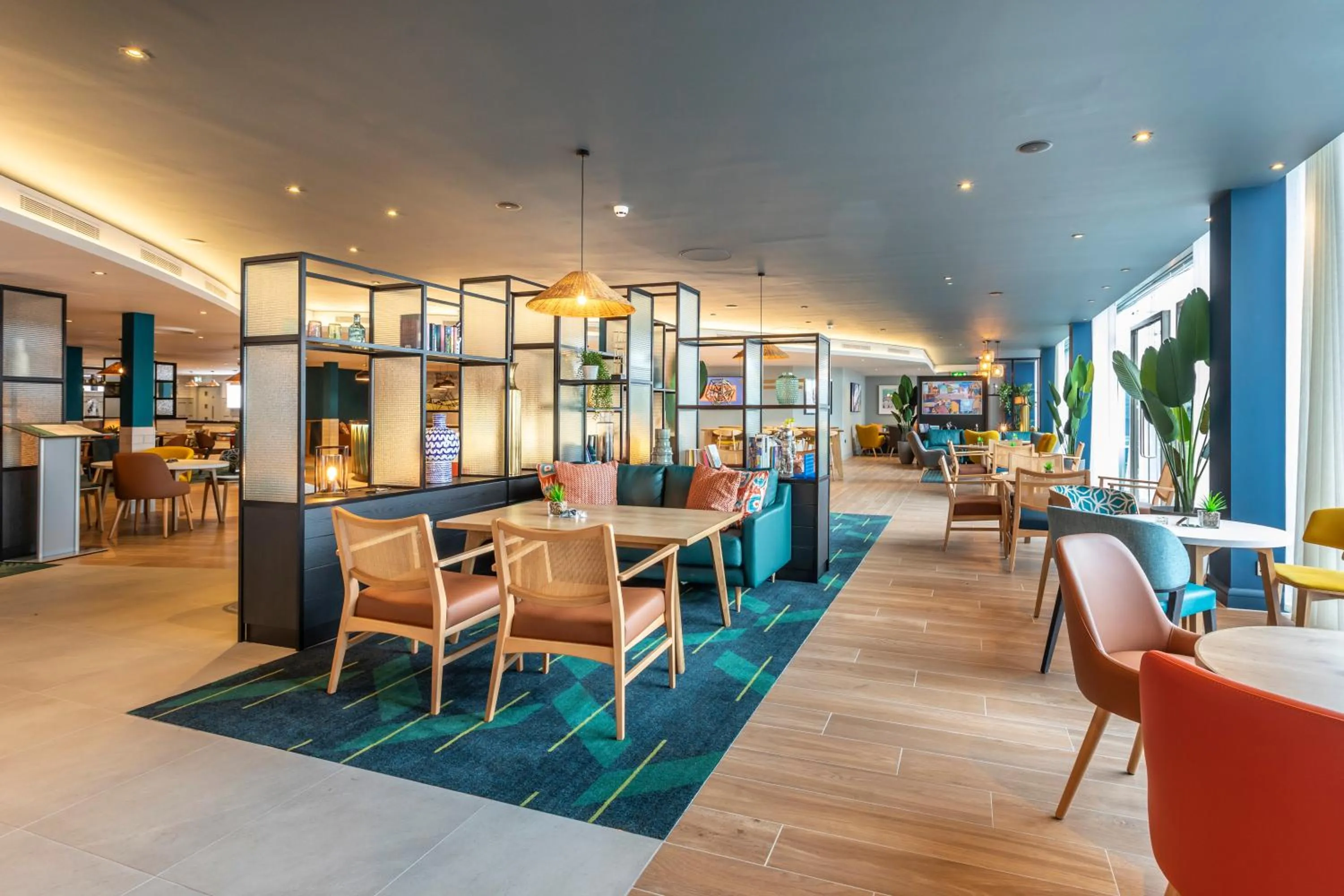 Lounge or bar in Holiday Inn Oxford by IHG