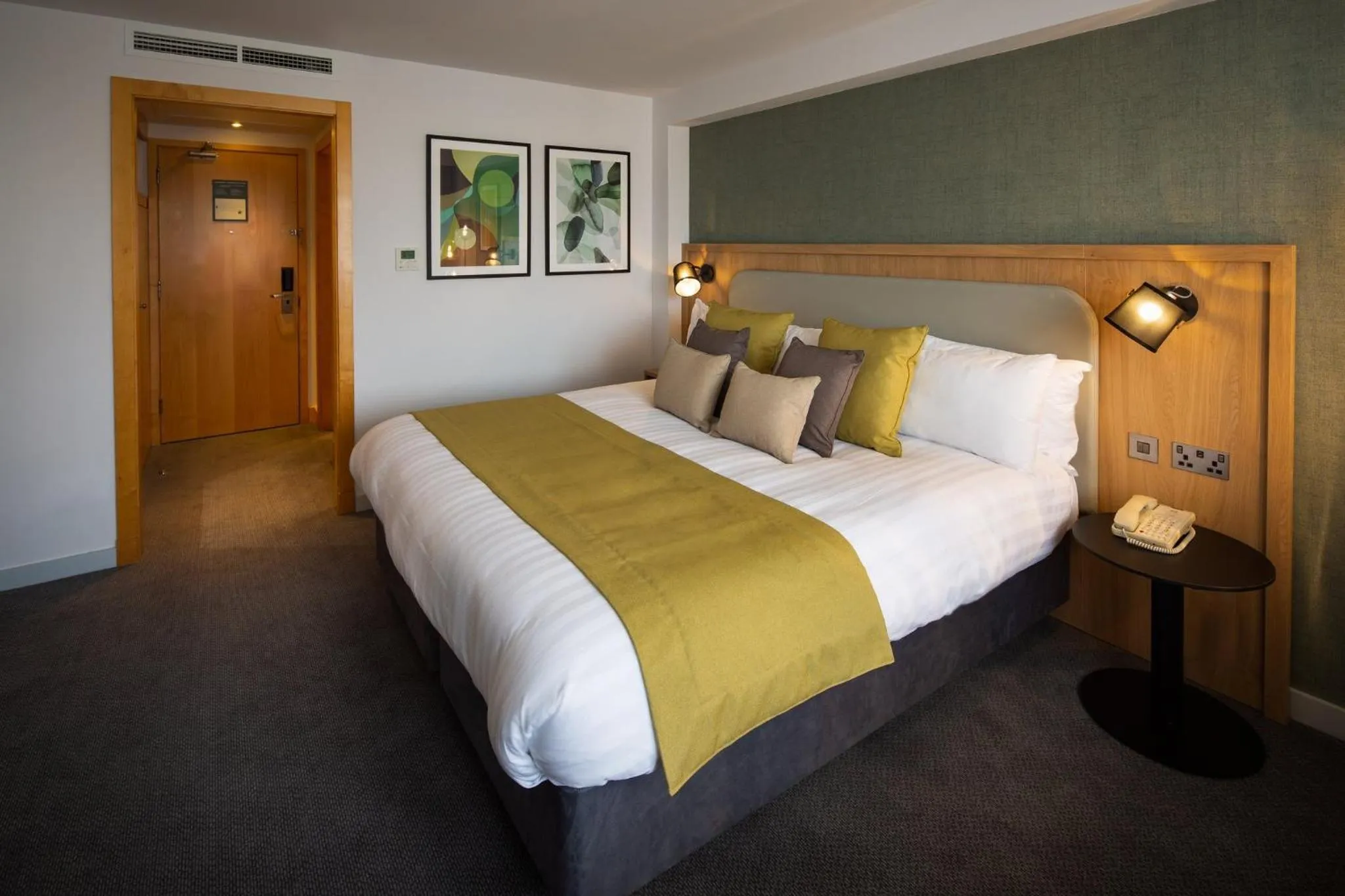 Photo of the whole room, Bed in Holiday Inn Oxford by IHG
