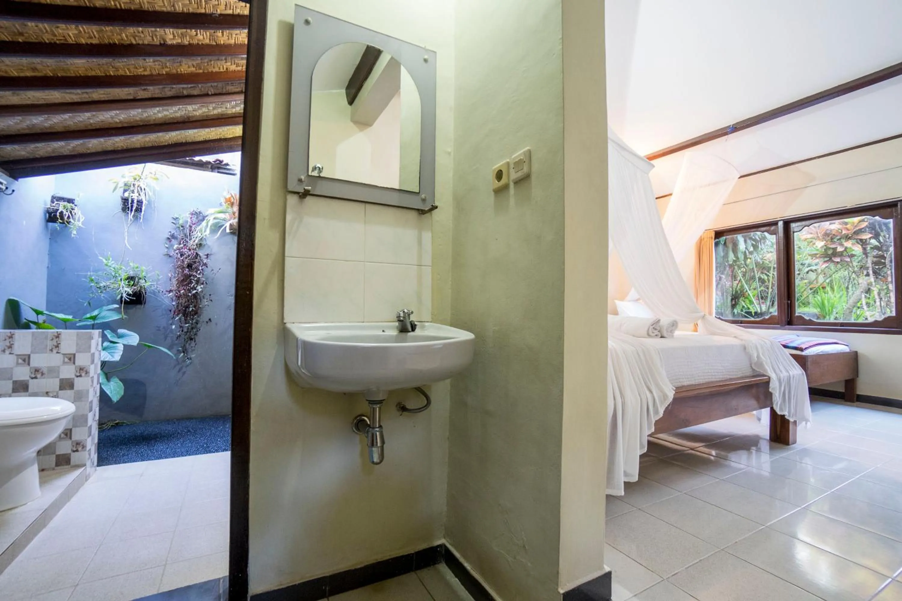 Bathroom, Bed in Manuaba Inn