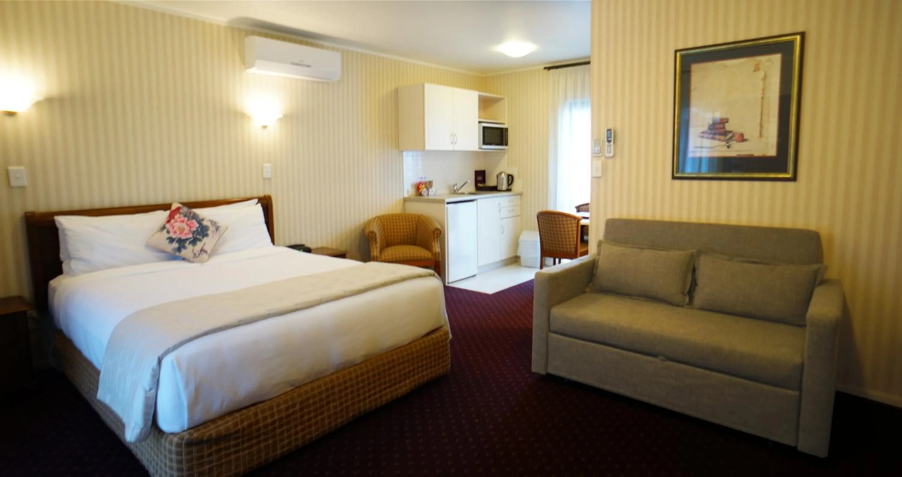 Photo of the whole room, Bed in Cornwall Park Motor Inn
