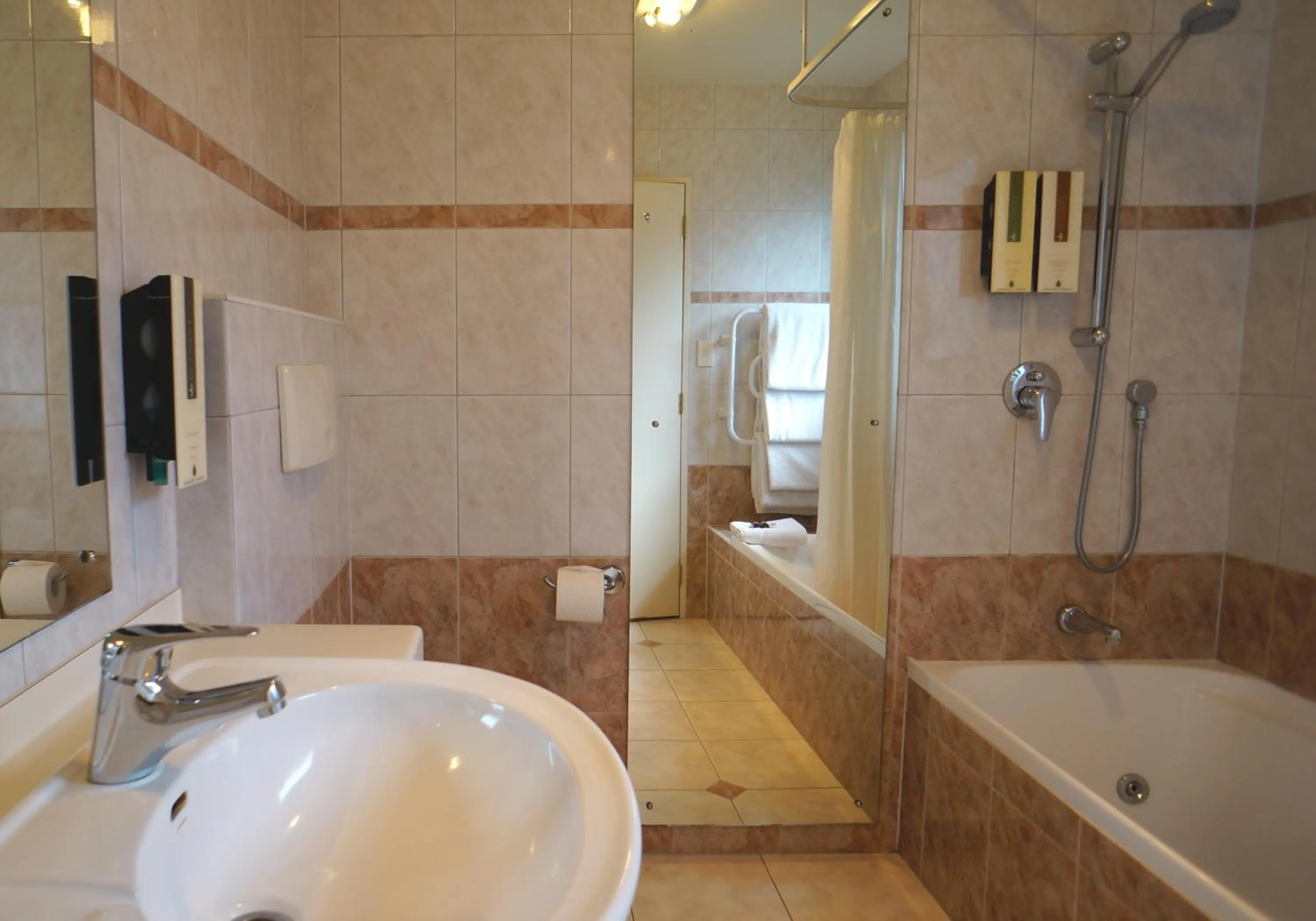 Cornwall Park Motor Inn