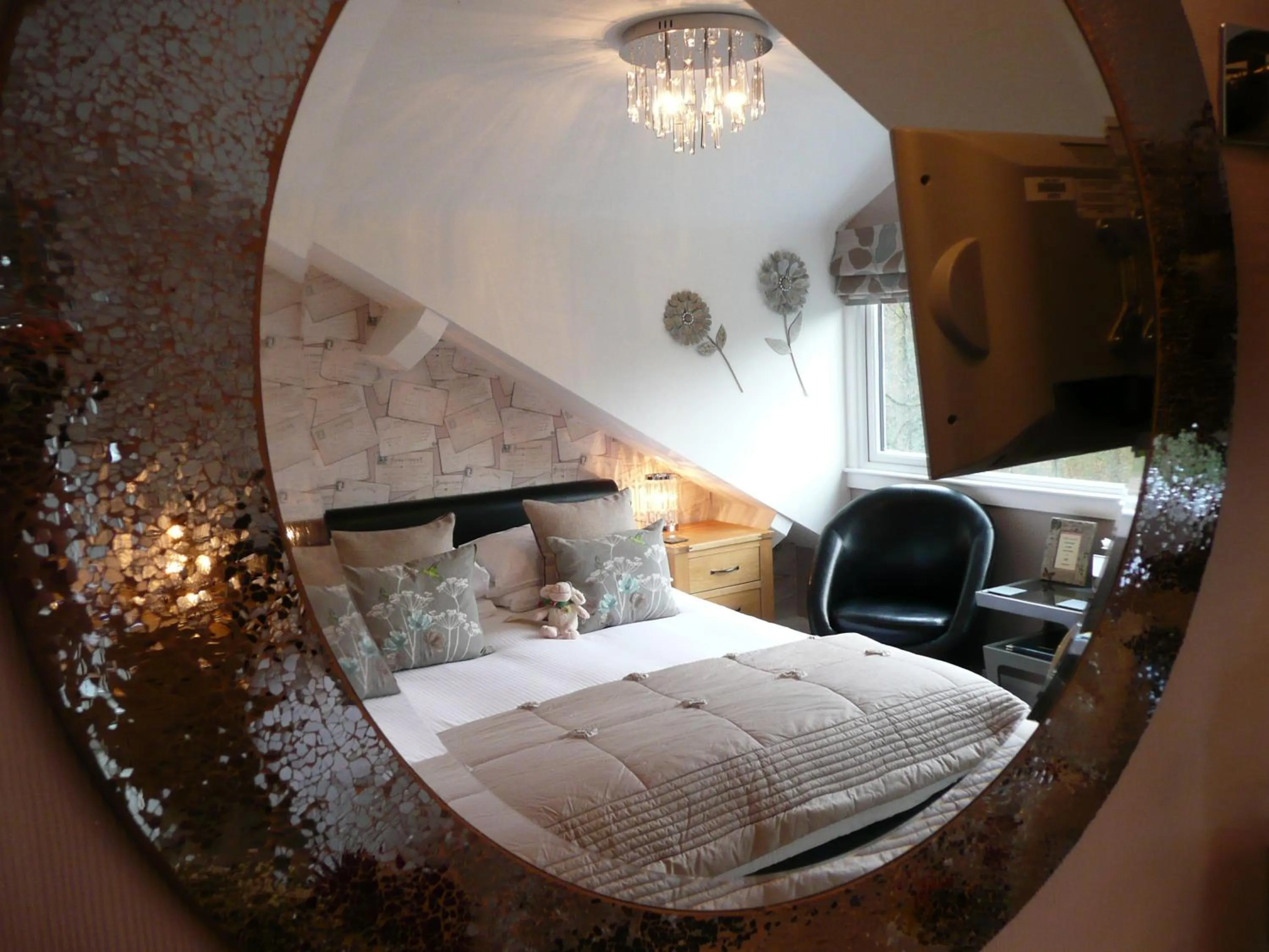 Bed in Glenville House - Adults Only - Incl FREE off-site health club with swimming pool, hot tub, sauna & steam room